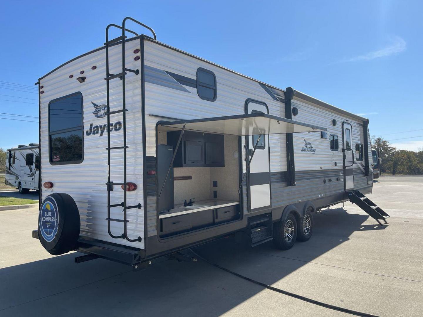 2022 JAYCO JAYFLIGHT 32BHDS (1UJBJ0BT3N1) , Length: 36.3 ft. | Dry Weight: 7,915 lbs. | Gross Weight: 10,250 lbs. | Slides: 2 transmission, located at 4319 N Main Street, Cleburne, TX, 76033, (817) 221-0660, 32.435829, -97.384178 - Photo#25