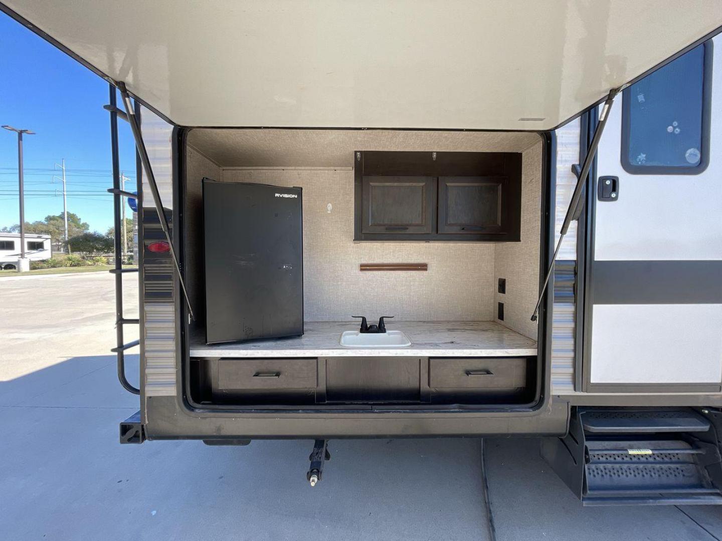 2022 JAYCO JAYFLIGHT 32BHDS (1UJBJ0BT3N1) , Length: 36.3 ft. | Dry Weight: 7,915 lbs. | Gross Weight: 10,250 lbs. | Slides: 2 transmission, located at 4319 N Main Street, Cleburne, TX, 76033, (817) 221-0660, 32.435829, -97.384178 - Photo#26