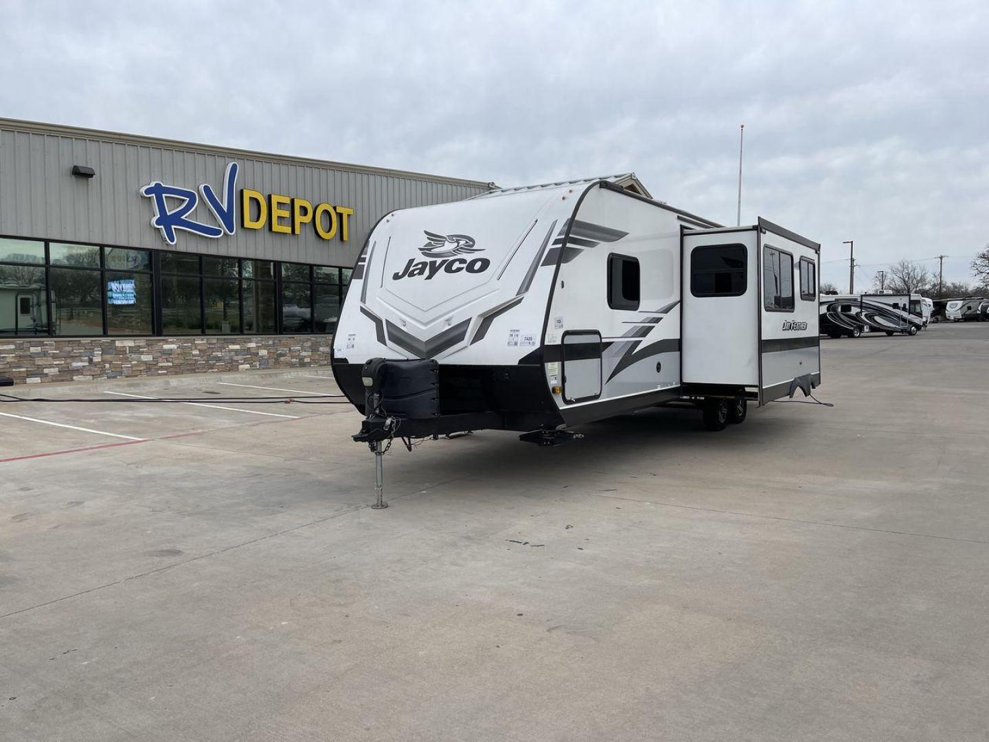 2022 JAYCO JAY FLIGHT 27BHB (1UJBJ0BR1N1) , located at 4319 N Main Street, Cleburne, TX, 76033, (817) 221-0660, 32.435829, -97.384178 - Photo#0