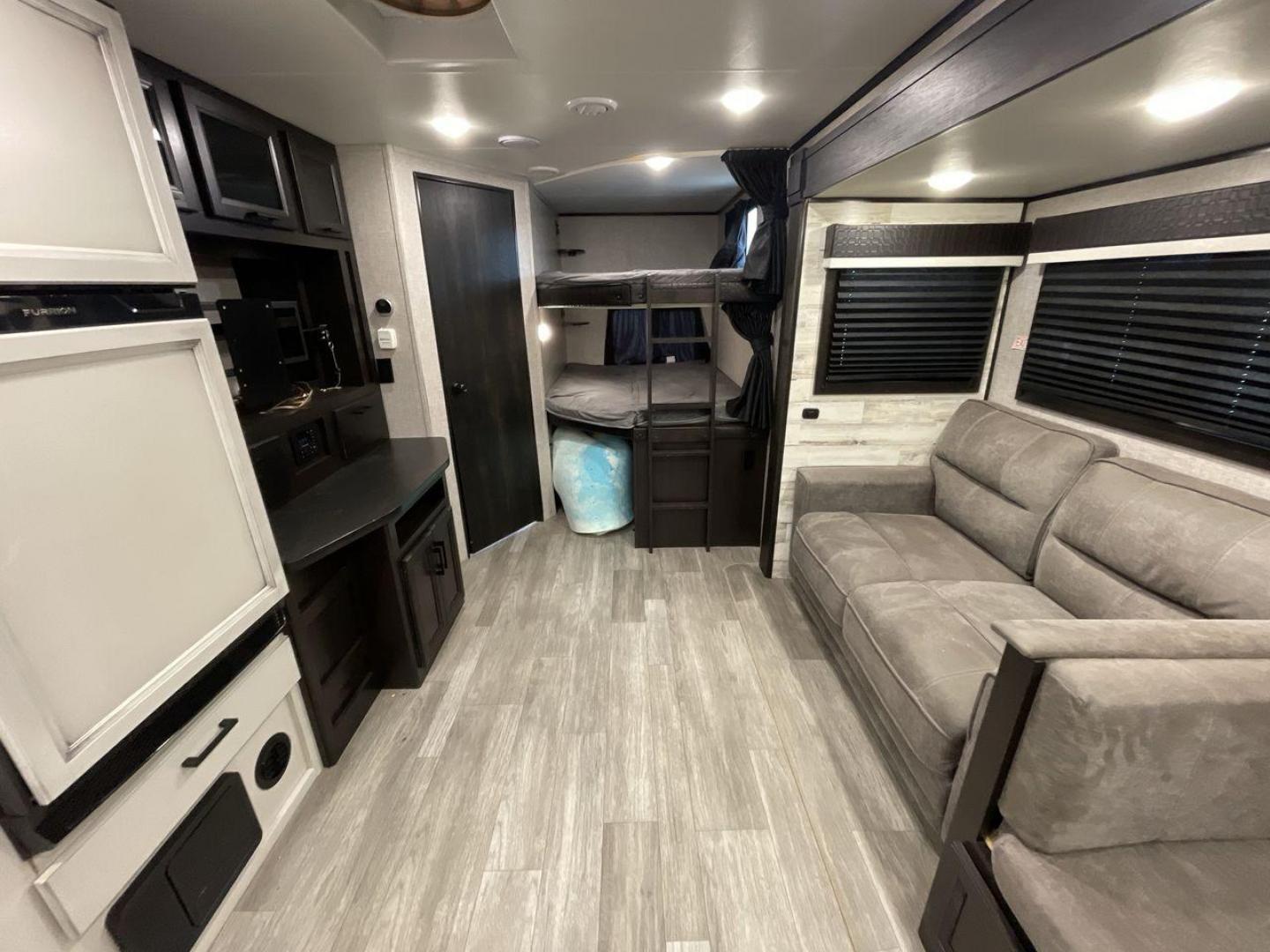 2022 JAYCO JAY FLIGHT 27BHB (1UJBJ0BR1N1) , located at 4319 N Main Street, Cleburne, TX, 76033, (817) 221-0660, 32.435829, -97.384178 - Photo#10