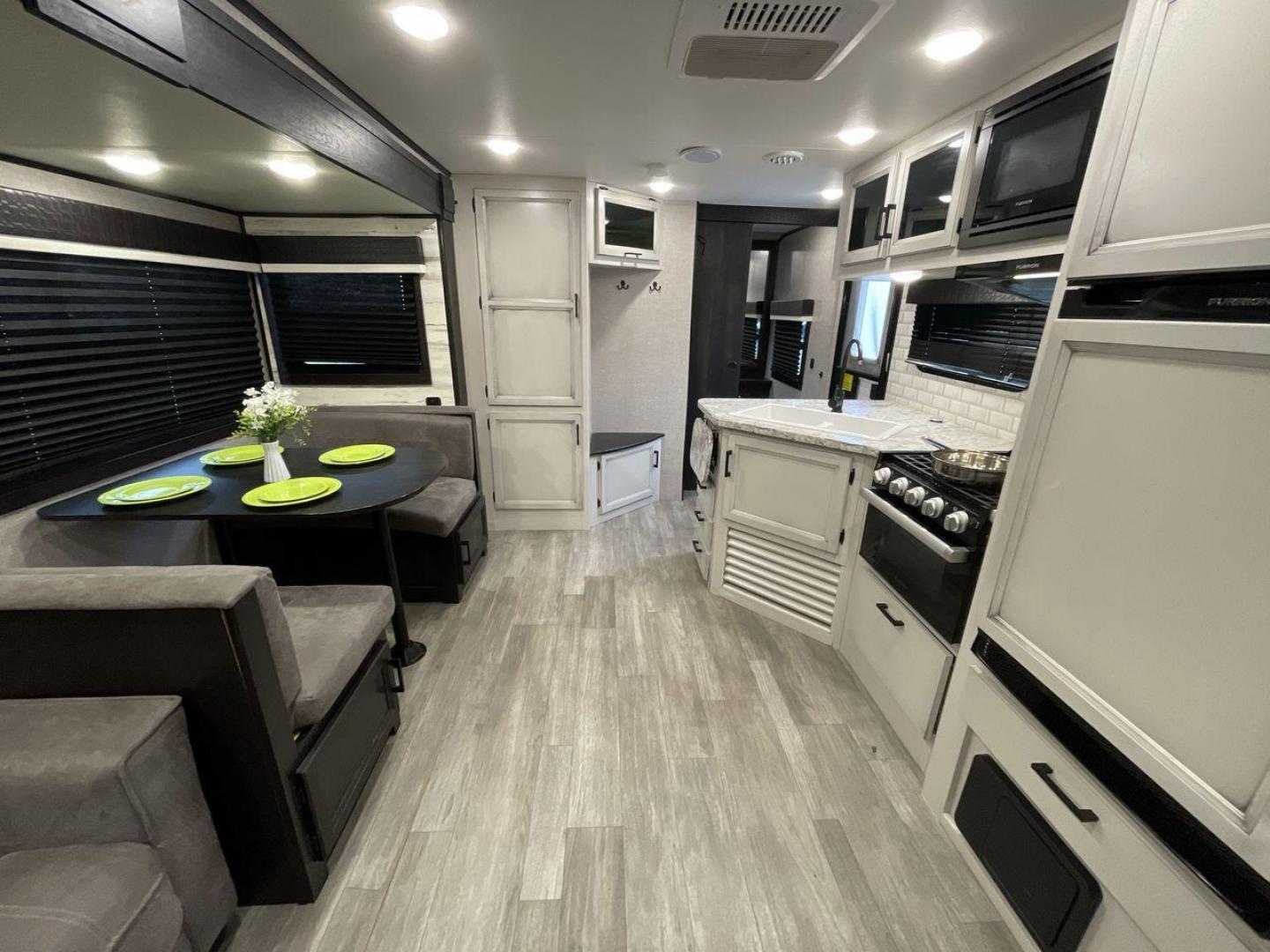 2022 JAYCO JAY FLIGHT 27BHB (1UJBJ0BR1N1) , located at 4319 N Main Street, Cleburne, TX, 76033, (817) 221-0660, 32.435829, -97.384178 - Photo#12