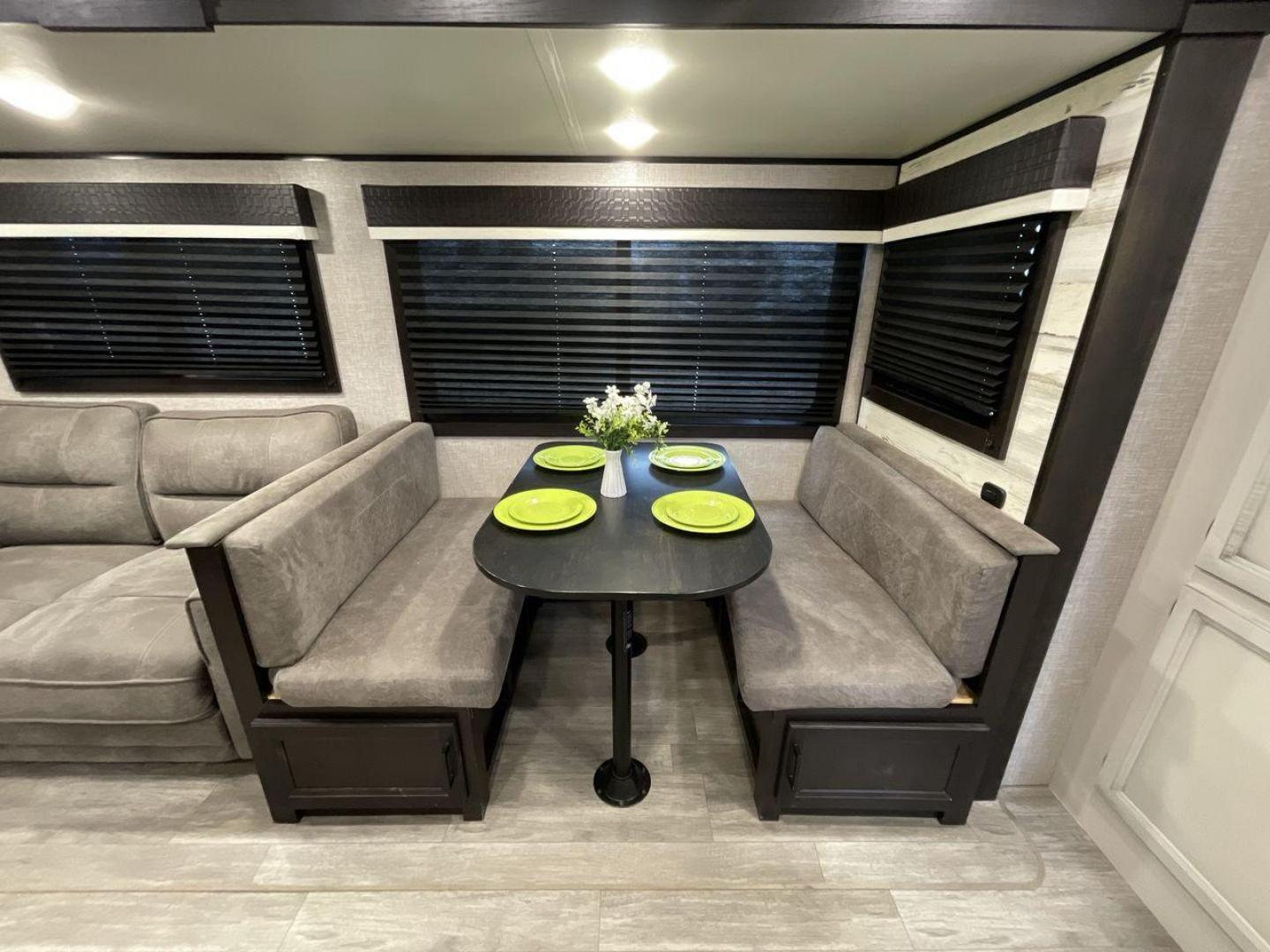 2022 JAYCO JAY FLIGHT 27BHB (1UJBJ0BR1N1) , located at 4319 N Main Street, Cleburne, TX, 76033, (817) 221-0660, 32.435829, -97.384178 - Photo#13