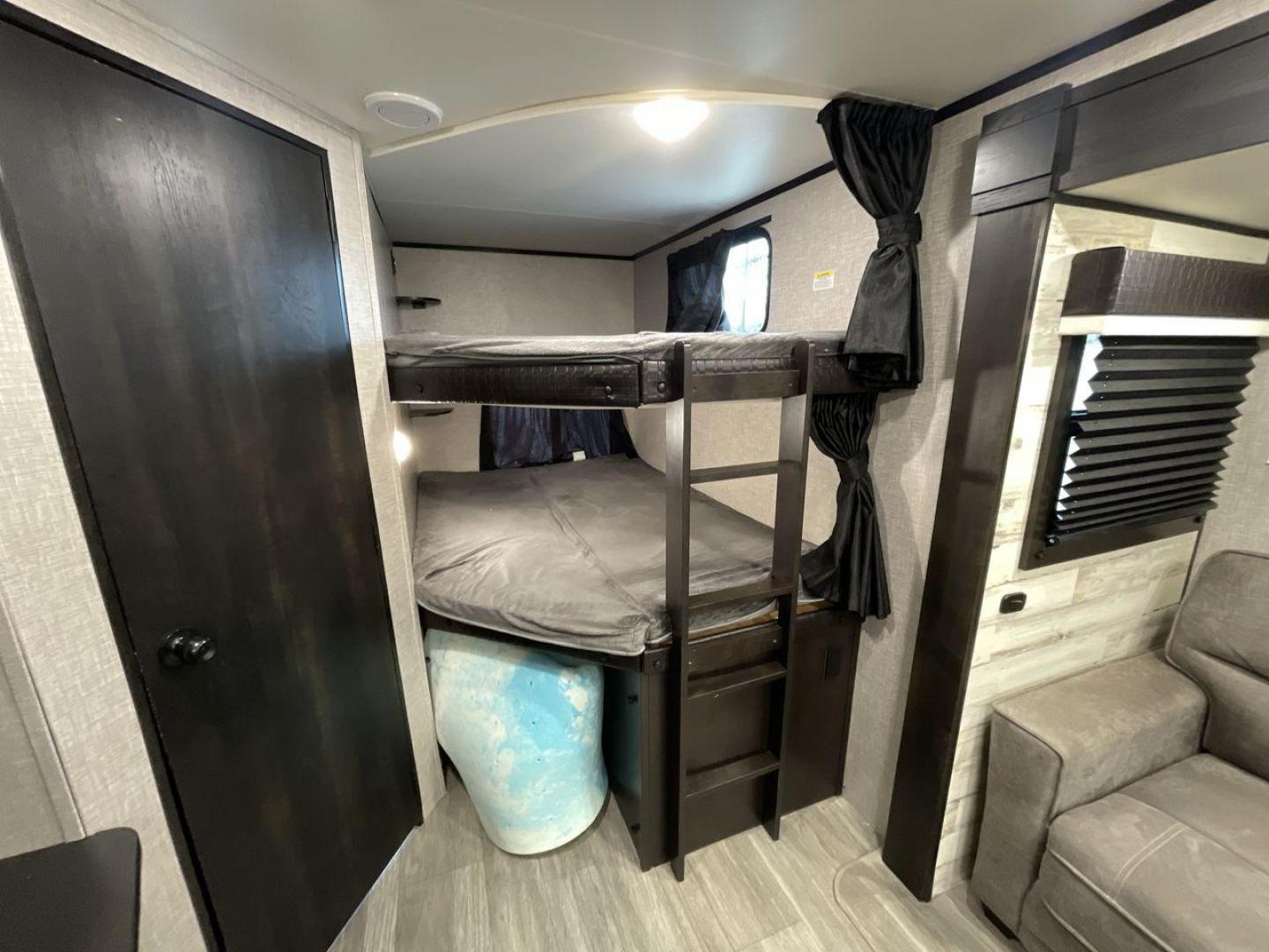 2022 JAYCO JAY FLIGHT 27BHB (1UJBJ0BR1N1) , located at 4319 N Main Street, Cleburne, TX, 76033, (817) 221-0660, 32.435829, -97.384178 - Photo#18