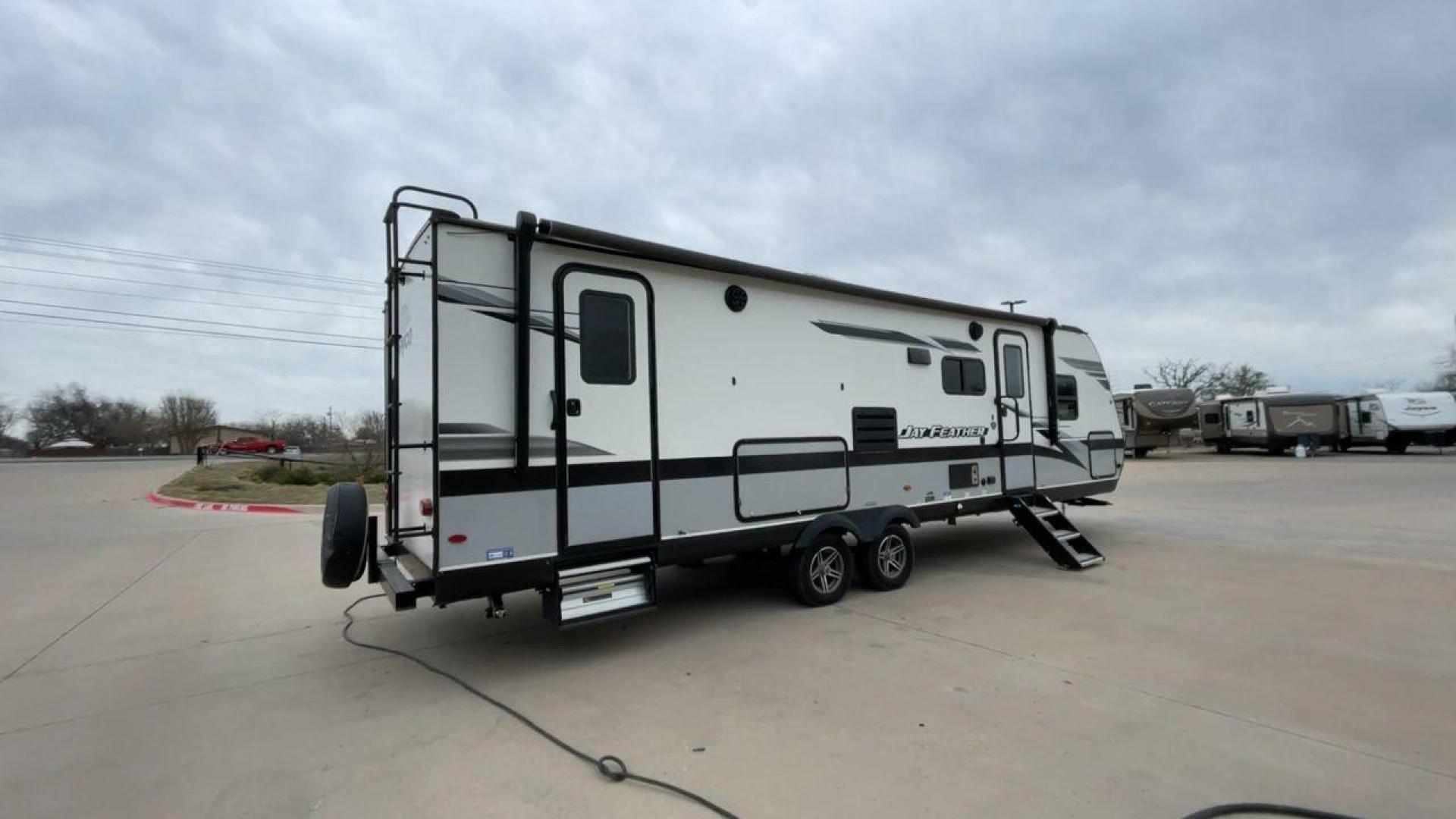 2022 JAYCO JAY FLIGHT 27BHB (1UJBJ0BR1N1) , located at 4319 N Main Street, Cleburne, TX, 76033, (817) 221-0660, 32.435829, -97.384178 - Photo#1