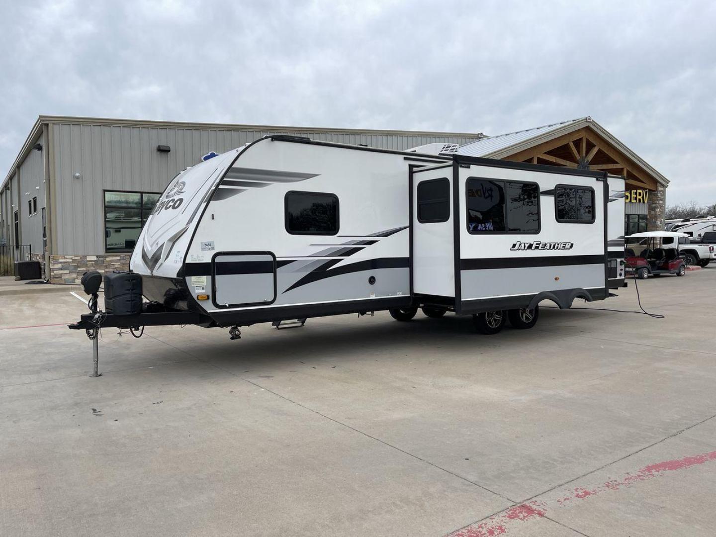 2022 JAYCO JAY FLIGHT 27BHB (1UJBJ0BR1N1) , located at 4319 N Main Street, Cleburne, TX, 76033, (817) 221-0660, 32.435829, -97.384178 - Photo#24