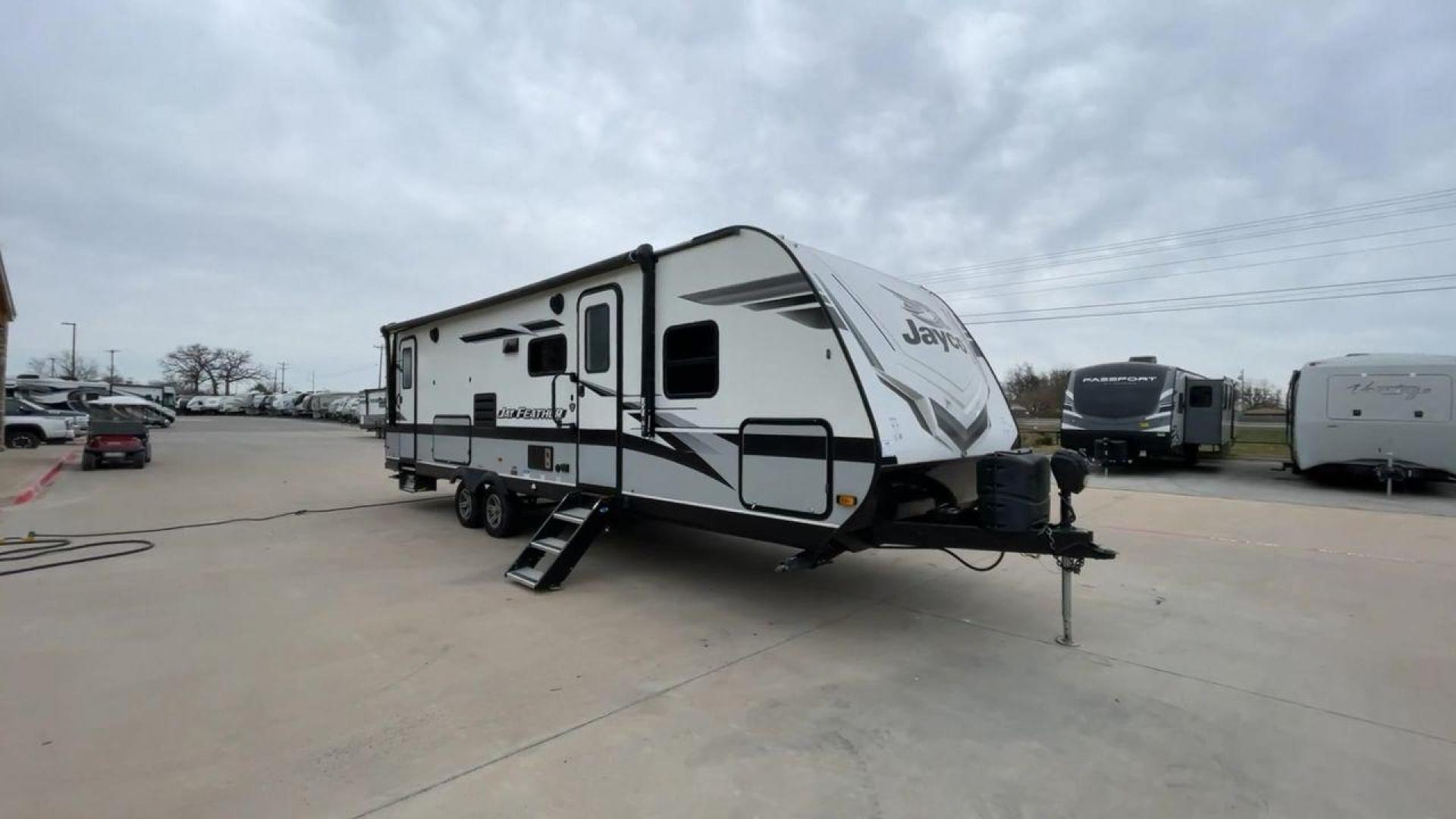 2022 JAYCO JAY FLIGHT 27BHB (1UJBJ0BR1N1) , located at 4319 N Main Street, Cleburne, TX, 76033, (817) 221-0660, 32.435829, -97.384178 - Photo#3