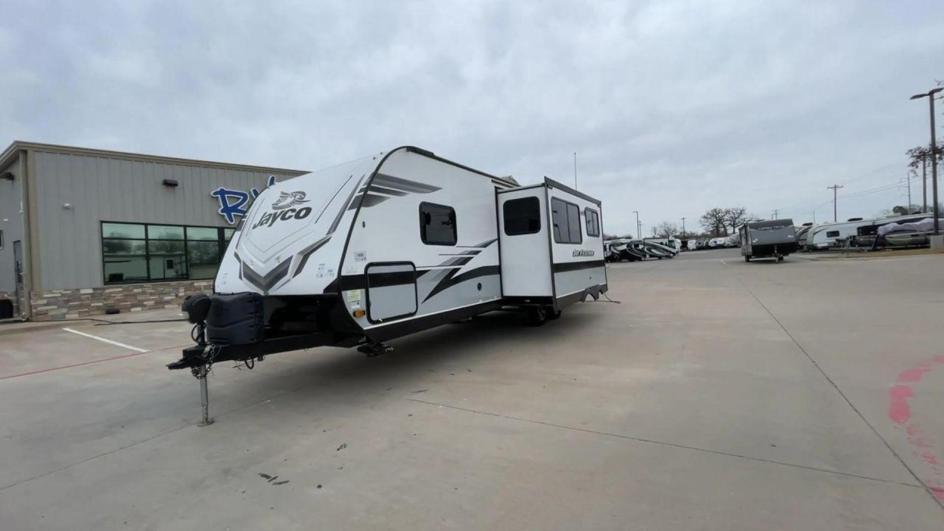 2022 JAYCO JAY FLIGHT 27BHB (1UJBJ0BR1N1) , located at 4319 N Main Street, Cleburne, TX, 76033, (817) 221-0660, 32.435829, -97.384178 - Photo#5