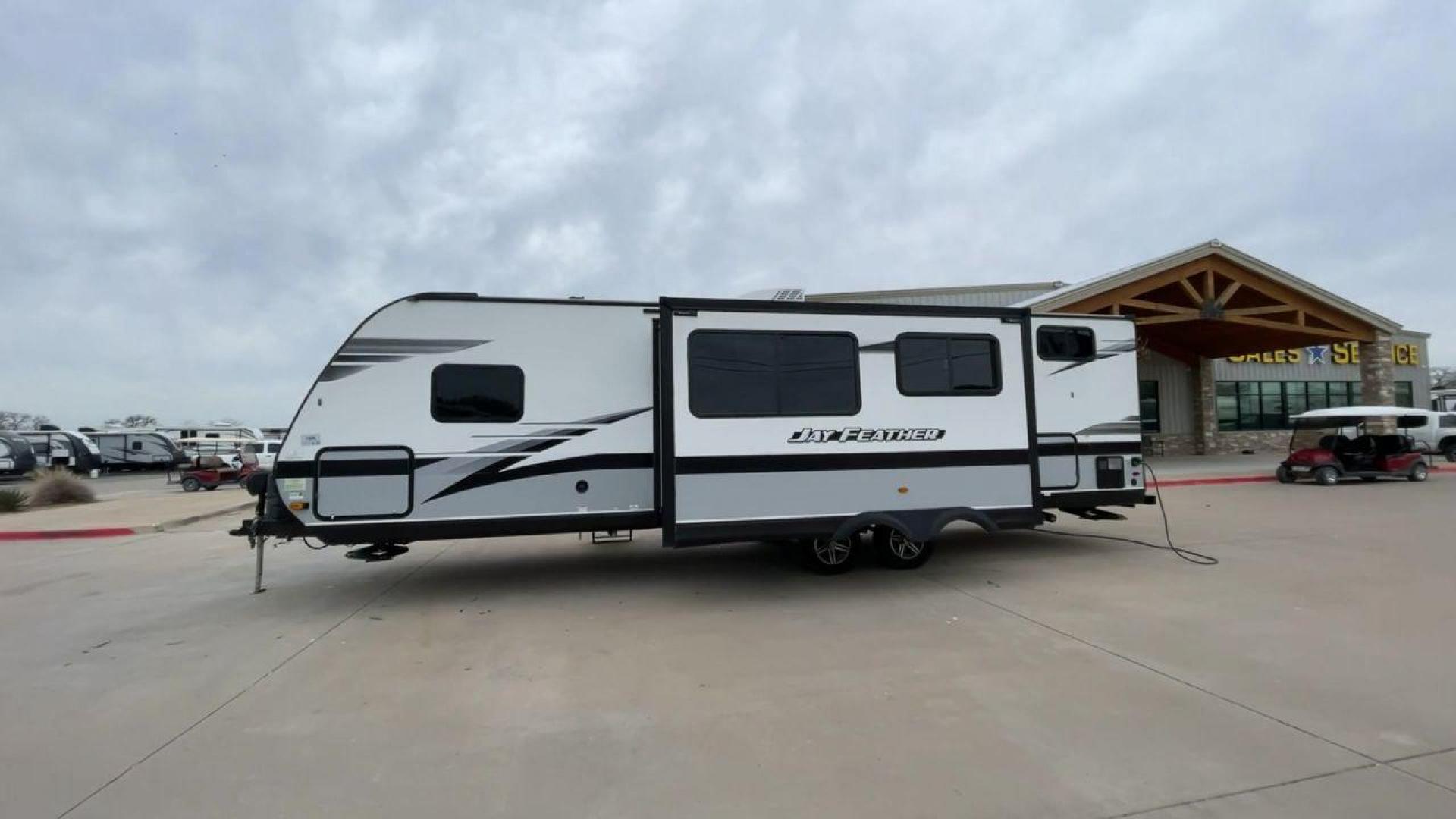 2022 JAYCO JAY FLIGHT 27BHB (1UJBJ0BR1N1) , located at 4319 N Main Street, Cleburne, TX, 76033, (817) 221-0660, 32.435829, -97.384178 - Photo#6