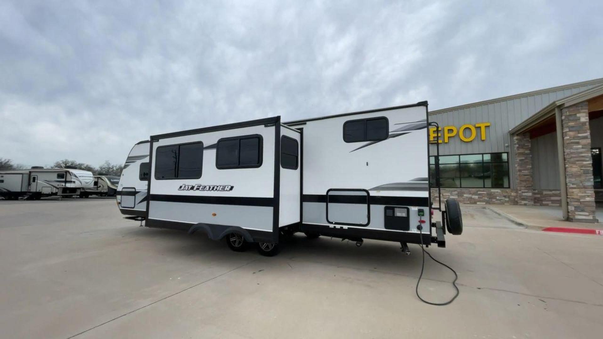 2022 JAYCO JAY FLIGHT 27BHB (1UJBJ0BR1N1) , located at 4319 N Main Street, Cleburne, TX, 76033, (817) 221-0660, 32.435829, -97.384178 - Photo#7