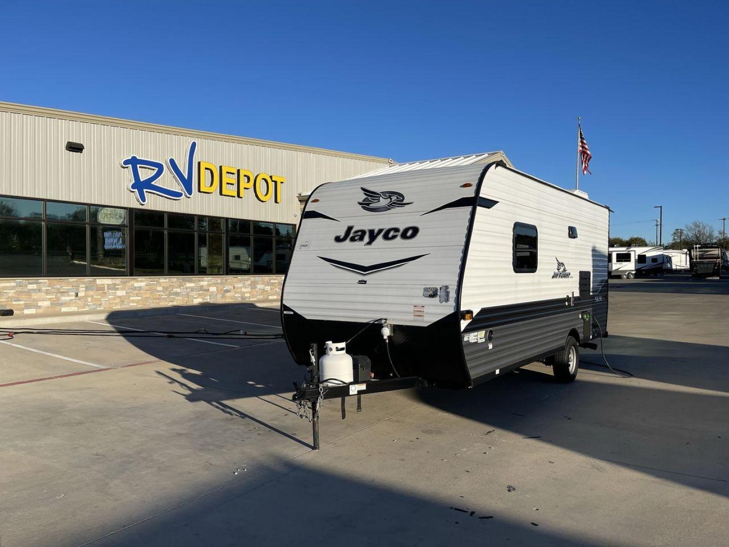 2022 JAYCO JAY FLIGHT SLX 195RB (1UJBJ0AJ1N1) , Length: 21.8 ft | Dry Weight: 3,030 lbs | Gross Weight: 3,995 lbs | Slides: 0 transmission, located at 4319 N Main Street, Cleburne, TX, 76033, (817) 221-0660, 32.435829, -97.384178 - The 2022 Jayco Jay Flight SLX 195RB is a compact and versatile travel trailer that delivers a perfect blend of convenience and comfort for your camping adventures. Measuring at a length of 21.8 feet and boasting a dry weight of 3030 lbs, this lightweight model is easily towable, making it an ideal c - Photo#0