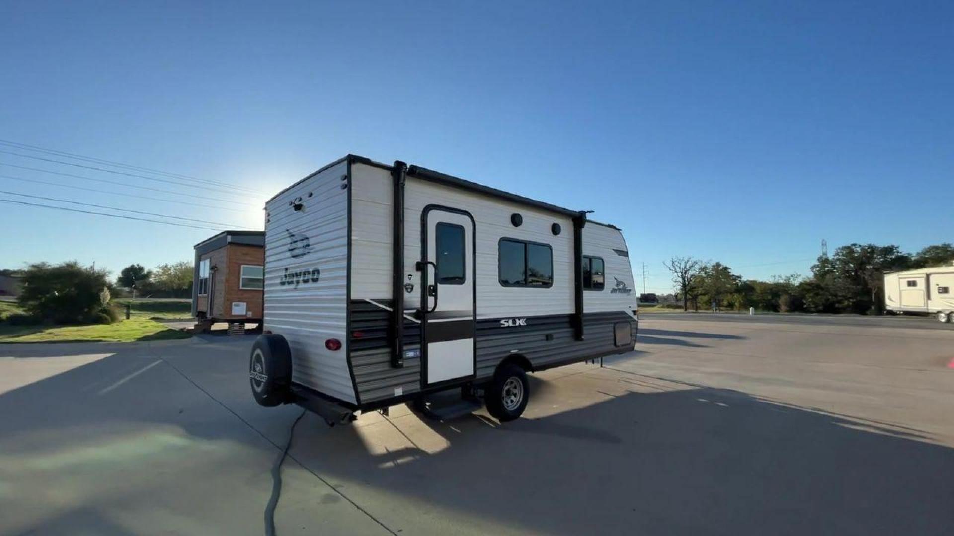 2022 JAYCO JAY FLIGHT SLX 195RB (1UJBJ0AJ1N1) , Length: 21.8 ft | Dry Weight: 3,030 lbs | Gross Weight: 3,995 lbs | Slides: 0 transmission, located at 4319 N Main Street, Cleburne, TX, 76033, (817) 221-0660, 32.435829, -97.384178 - The 2022 Jayco Jay Flight SLX 195RB is a compact and versatile travel trailer that delivers a perfect blend of convenience and comfort for your camping adventures. Measuring at a length of 21.8 feet and boasting a dry weight of 3030 lbs, this lightweight model is easily towable, making it an ideal c - Photo#1