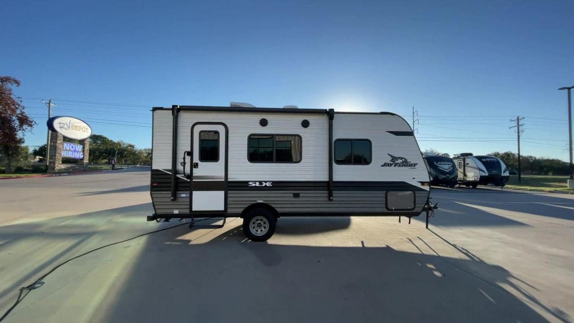 2022 JAYCO JAY FLIGHT SLX 195RB (1UJBJ0AJ1N1) , Length: 21.8 ft | Dry Weight: 3,030 lbs | Gross Weight: 3,995 lbs | Slides: 0 transmission, located at 4319 N Main Street, Cleburne, TX, 76033, (817) 221-0660, 32.435829, -97.384178 - The 2022 Jayco Jay Flight SLX 195RB is a compact and versatile travel trailer that delivers a perfect blend of convenience and comfort for your camping adventures. Measuring at a length of 21.8 feet and boasting a dry weight of 3030 lbs, this lightweight model is easily towable, making it an ideal c - Photo#2