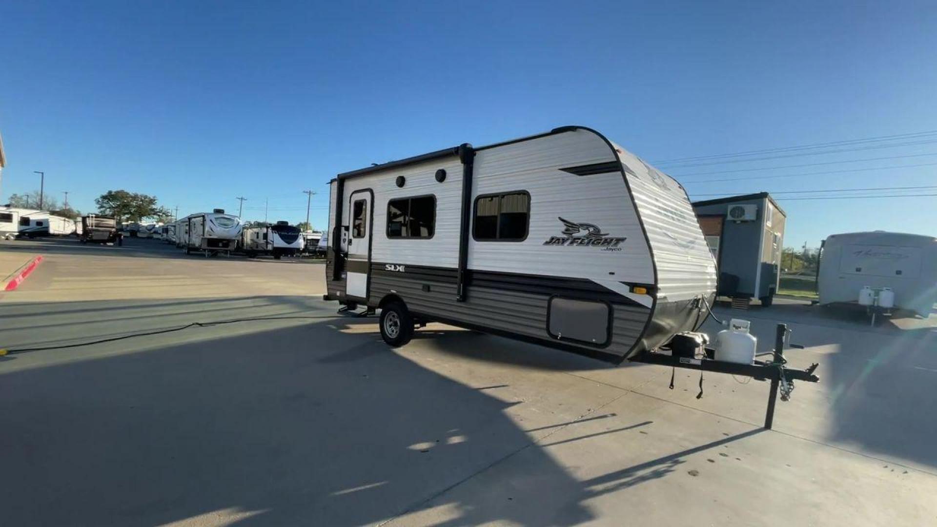 2022 JAYCO JAY FLIGHT SLX 195RB (1UJBJ0AJ1N1) , Length: 21.8 ft | Dry Weight: 3,030 lbs | Gross Weight: 3,995 lbs | Slides: 0 transmission, located at 4319 N Main Street, Cleburne, TX, 76033, (817) 221-0660, 32.435829, -97.384178 - The 2022 Jayco Jay Flight SLX 195RB is a compact and versatile travel trailer that delivers a perfect blend of convenience and comfort for your camping adventures. Measuring at a length of 21.8 feet and boasting a dry weight of 3030 lbs, this lightweight model is easily towable, making it an ideal c - Photo#3