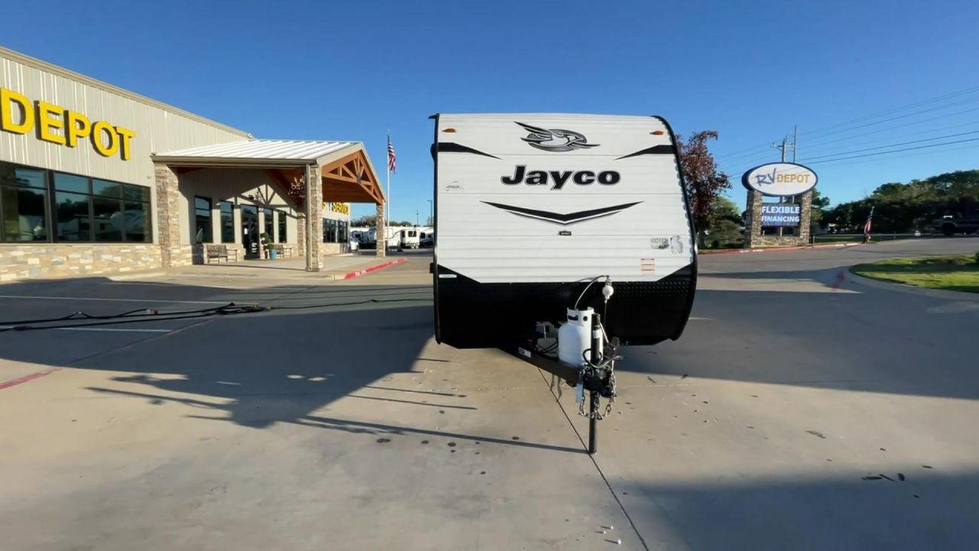 2022 JAYCO JAY FLIGHT SLX 195RB (1UJBJ0AJ1N1) , Length: 21.8 ft | Dry Weight: 3,030 lbs | Gross Weight: 3,995 lbs | Slides: 0 transmission, located at 4319 N Main Street, Cleburne, TX, 76033, (817) 221-0660, 32.435829, -97.384178 - The 2022 Jayco Jay Flight SLX 195RB is a compact and versatile travel trailer that delivers a perfect blend of convenience and comfort for your camping adventures. Measuring at a length of 21.8 feet and boasting a dry weight of 3030 lbs, this lightweight model is easily towable, making it an ideal c - Photo#4