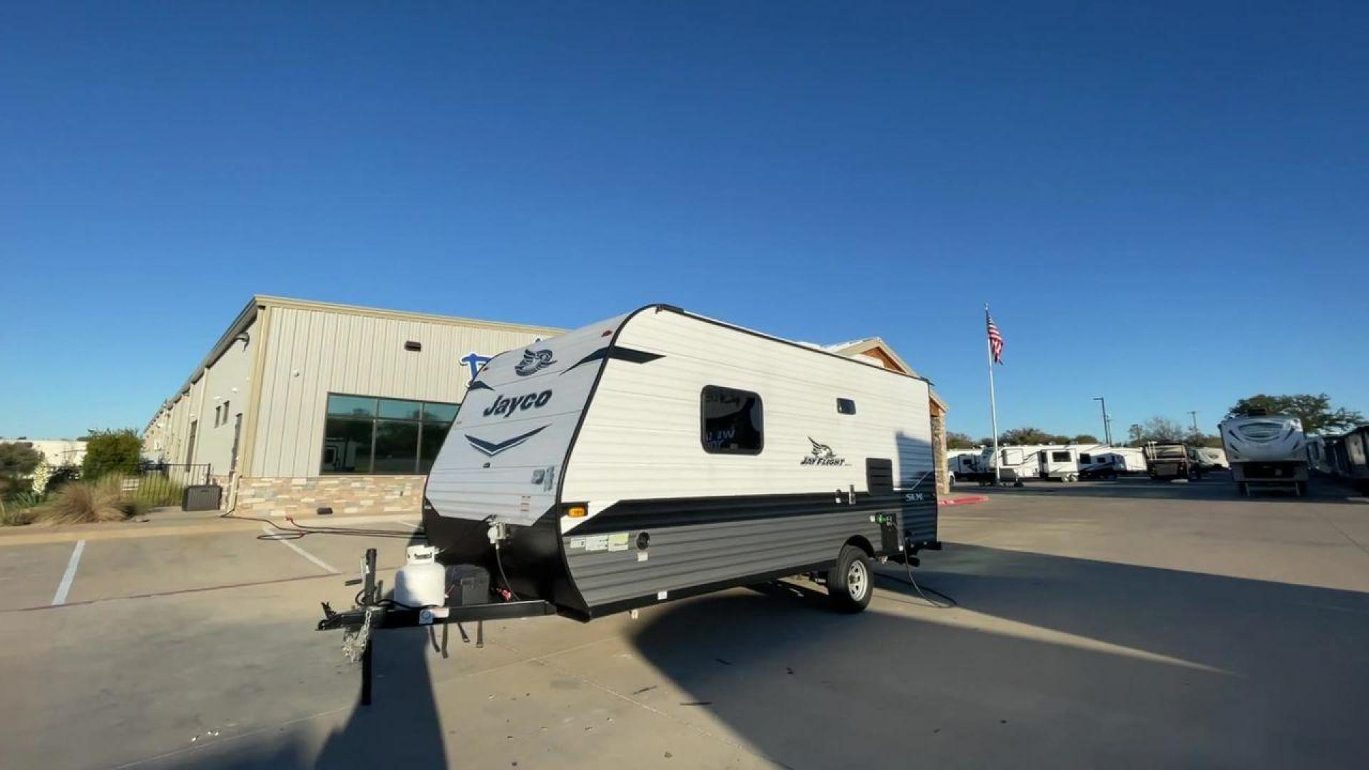 2022 JAYCO JAY FLIGHT SLX 195RB (1UJBJ0AJ1N1) , Length: 21.8 ft | Dry Weight: 3,030 lbs | Gross Weight: 3,995 lbs | Slides: 0 transmission, located at 4319 N Main Street, Cleburne, TX, 76033, (817) 221-0660, 32.435829, -97.384178 - The 2022 Jayco Jay Flight SLX 195RB is a compact and versatile travel trailer that delivers a perfect blend of convenience and comfort for your camping adventures. Measuring at a length of 21.8 feet and boasting a dry weight of 3030 lbs, this lightweight model is easily towable, making it an ideal c - Photo#5