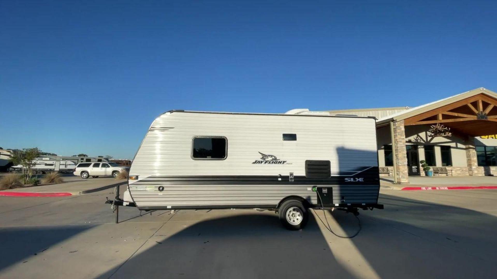 2022 JAYCO JAY FLIGHT SLX 195RB (1UJBJ0AJ1N1) , Length: 21.8 ft | Dry Weight: 3,030 lbs | Gross Weight: 3,995 lbs | Slides: 0 transmission, located at 4319 N Main Street, Cleburne, TX, 76033, (817) 221-0660, 32.435829, -97.384178 - The 2022 Jayco Jay Flight SLX 195RB is a compact and versatile travel trailer that delivers a perfect blend of convenience and comfort for your camping adventures. Measuring at a length of 21.8 feet and boasting a dry weight of 3030 lbs, this lightweight model is easily towable, making it an ideal c - Photo#6