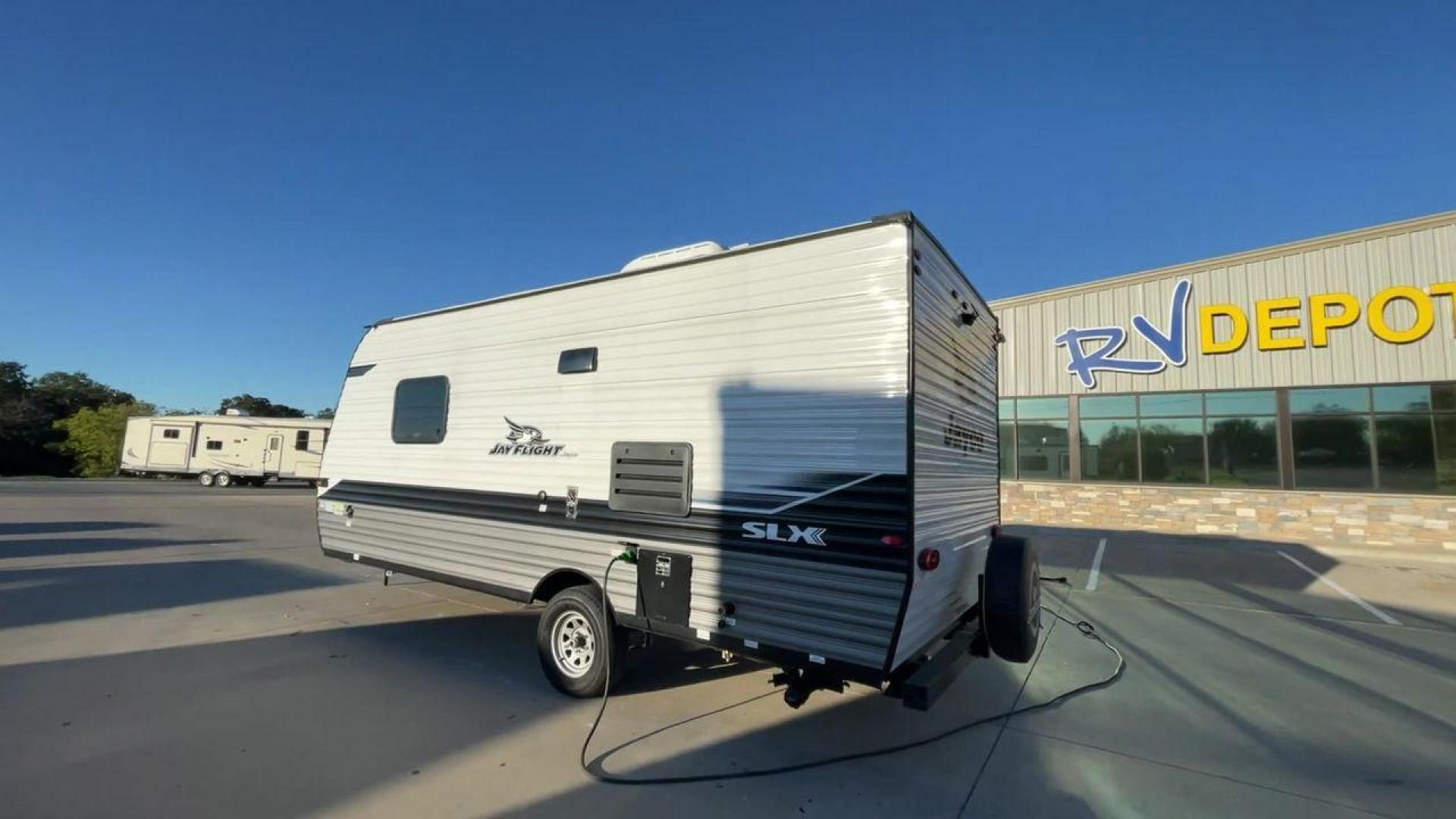 2022 JAYCO JAY FLIGHT SLX 195RB (1UJBJ0AJ1N1) , Length: 21.8 ft | Dry Weight: 3,030 lbs | Gross Weight: 3,995 lbs | Slides: 0 transmission, located at 4319 N Main Street, Cleburne, TX, 76033, (817) 221-0660, 32.435829, -97.384178 - The 2022 Jayco Jay Flight SLX 195RB is a compact and versatile travel trailer that delivers a perfect blend of convenience and comfort for your camping adventures. Measuring at a length of 21.8 feet and boasting a dry weight of 3030 lbs, this lightweight model is easily towable, making it an ideal c - Photo#7