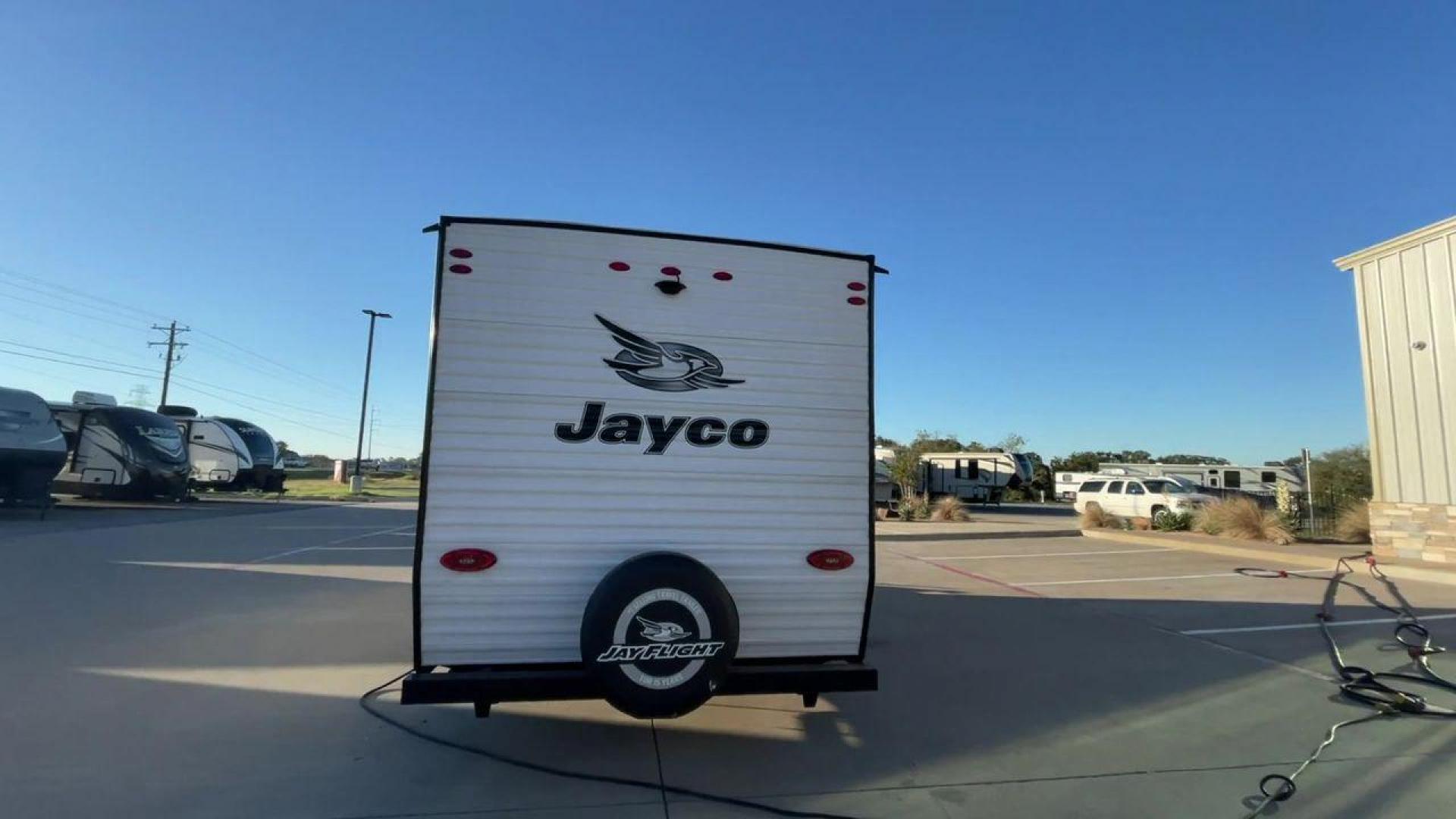 2022 JAYCO JAY FLIGHT SLX 195RB (1UJBJ0AJ1N1) , Length: 21.8 ft | Dry Weight: 3,030 lbs | Gross Weight: 3,995 lbs | Slides: 0 transmission, located at 4319 N Main Street, Cleburne, TX, 76033, (817) 221-0660, 32.435829, -97.384178 - The 2022 Jayco Jay Flight SLX 195RB is a compact and versatile travel trailer that delivers a perfect blend of convenience and comfort for your camping adventures. Measuring at a length of 21.8 feet and boasting a dry weight of 3030 lbs, this lightweight model is easily towable, making it an ideal c - Photo#8