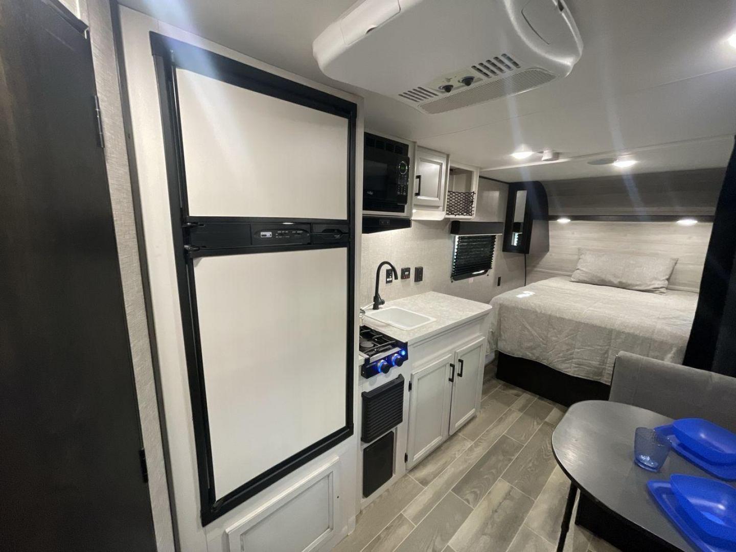 2022 JAYCO JAY FLIGHT SLX 195RB (1UJBJ0AJ1N1) , Length: 21.8 ft | Dry Weight: 3,030 lbs | Gross Weight: 3,995 lbs | Slides: 0 transmission, located at 4319 N Main Street, Cleburne, TX, 76033, (817) 221-0660, 32.435829, -97.384178 - The 2022 Jayco Jay Flight SLX 195RB is a compact and versatile travel trailer that delivers a perfect blend of convenience and comfort for your camping adventures. Measuring at a length of 21.8 feet and boasting a dry weight of 3030 lbs, this lightweight model is easily towable, making it an ideal c - Photo#10