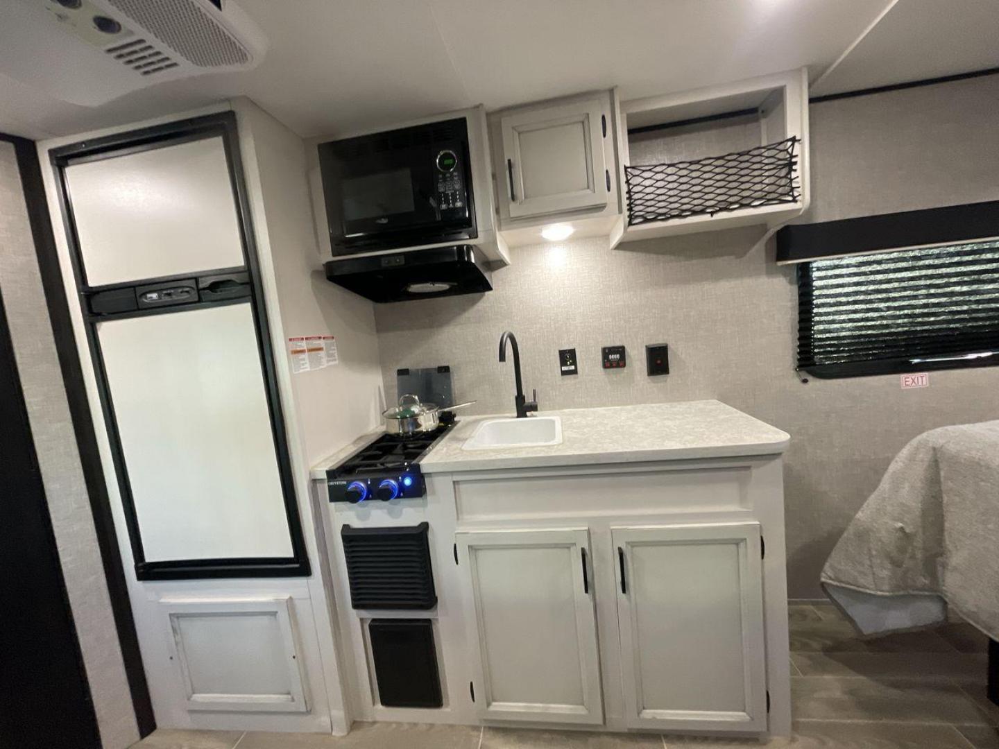 2022 JAYCO JAY FLIGHT SLX 195RB (1UJBJ0AJ1N1) , Length: 21.8 ft | Dry Weight: 3,030 lbs | Gross Weight: 3,995 lbs | Slides: 0 transmission, located at 4319 N Main Street, Cleburne, TX, 76033, (817) 221-0660, 32.435829, -97.384178 - The 2022 Jayco Jay Flight SLX 195RB is a compact and versatile travel trailer that delivers a perfect blend of convenience and comfort for your camping adventures. Measuring at a length of 21.8 feet and boasting a dry weight of 3030 lbs, this lightweight model is easily towable, making it an ideal c - Photo#11