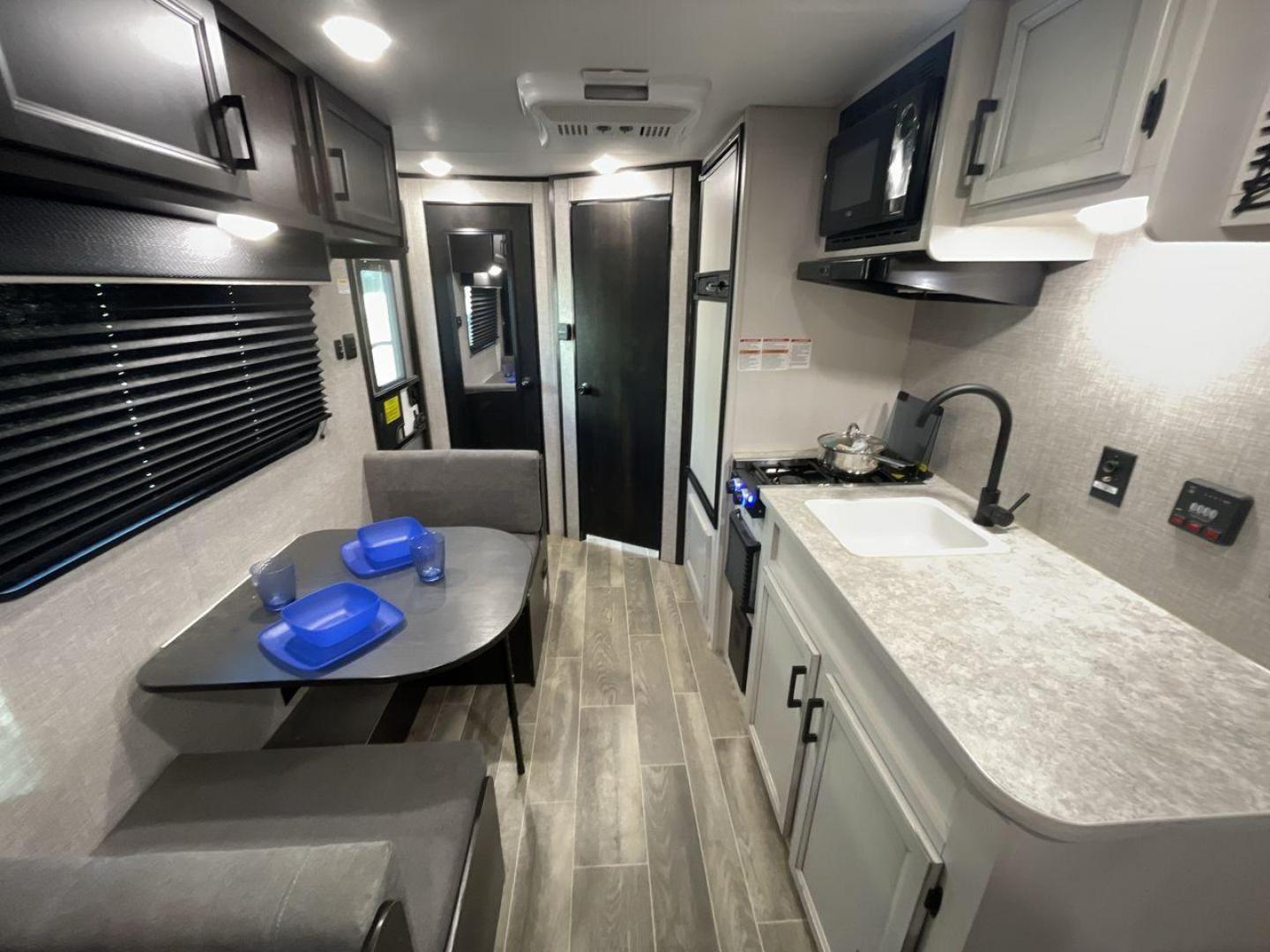 2022 JAYCO JAY FLIGHT SLX 195RB (1UJBJ0AJ1N1) , Length: 21.8 ft | Dry Weight: 3,030 lbs | Gross Weight: 3,995 lbs | Slides: 0 transmission, located at 4319 N Main Street, Cleburne, TX, 76033, (817) 221-0660, 32.435829, -97.384178 - The 2022 Jayco Jay Flight SLX 195RB is a compact and versatile travel trailer that delivers a perfect blend of convenience and comfort for your camping adventures. Measuring at a length of 21.8 feet and boasting a dry weight of 3030 lbs, this lightweight model is easily towable, making it an ideal c - Photo#12