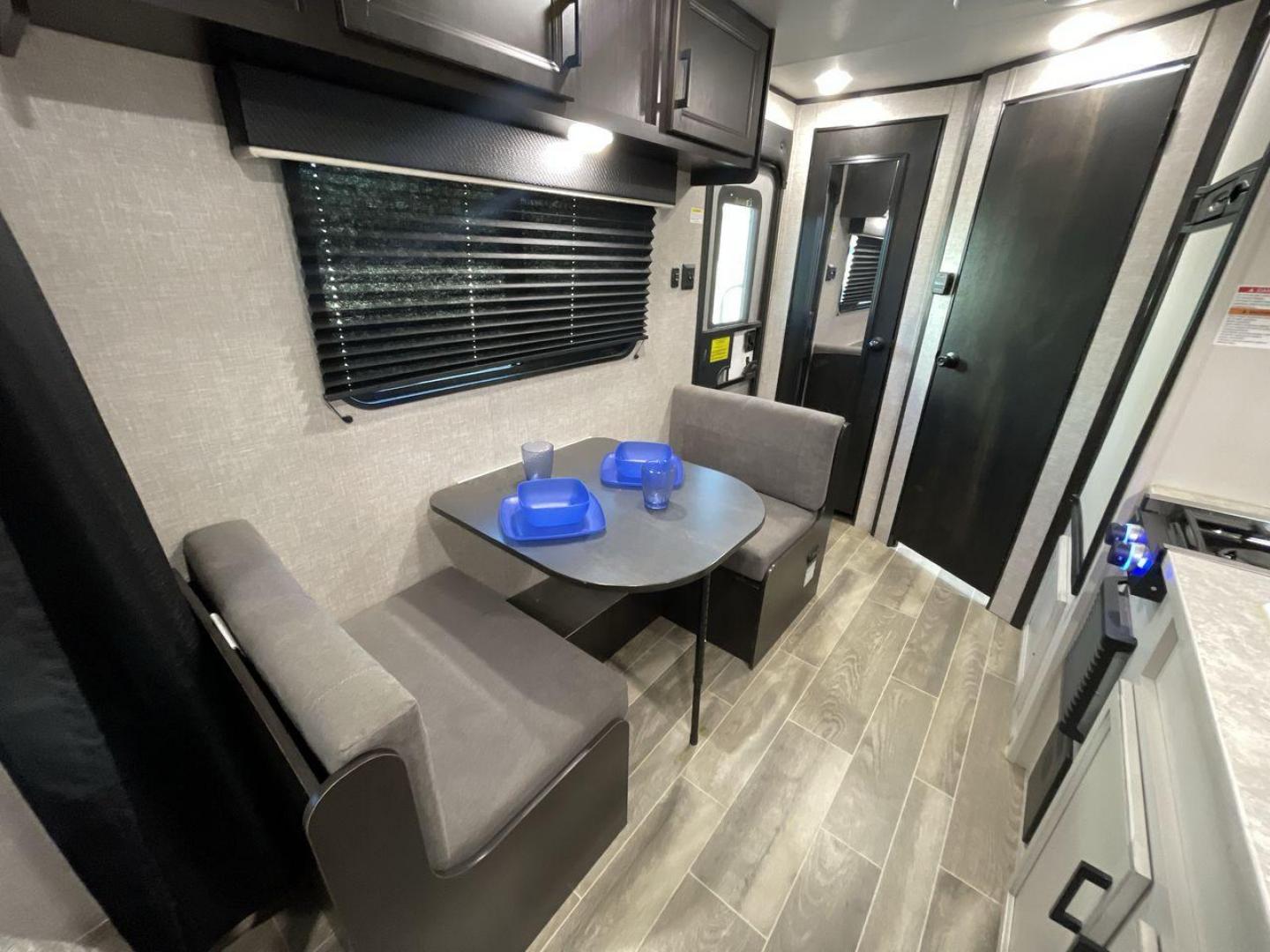 2022 JAYCO JAY FLIGHT SLX 195RB (1UJBJ0AJ1N1) , Length: 21.8 ft | Dry Weight: 3,030 lbs | Gross Weight: 3,995 lbs | Slides: 0 transmission, located at 4319 N Main Street, Cleburne, TX, 76033, (817) 221-0660, 32.435829, -97.384178 - The 2022 Jayco Jay Flight SLX 195RB is a compact and versatile travel trailer that delivers a perfect blend of convenience and comfort for your camping adventures. Measuring at a length of 21.8 feet and boasting a dry weight of 3030 lbs, this lightweight model is easily towable, making it an ideal c - Photo#13