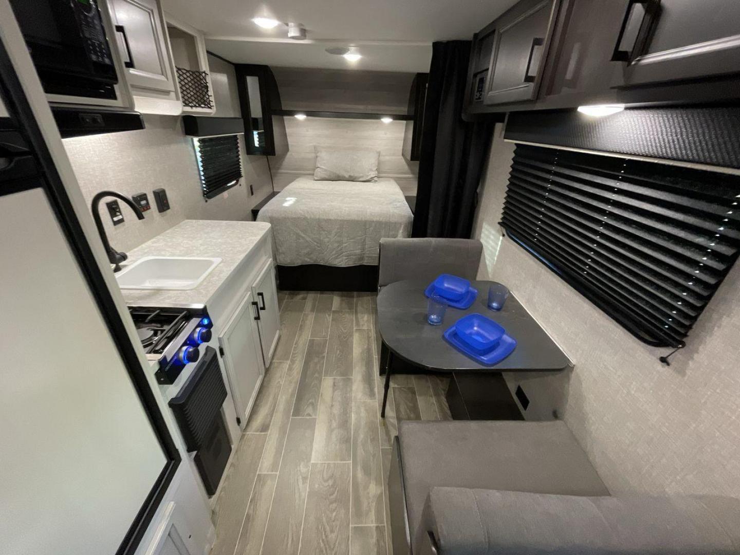 2022 JAYCO JAY FLIGHT SLX 195RB (1UJBJ0AJ1N1) , Length: 21.8 ft | Dry Weight: 3,030 lbs | Gross Weight: 3,995 lbs | Slides: 0 transmission, located at 4319 N Main Street, Cleburne, TX, 76033, (817) 221-0660, 32.435829, -97.384178 - The 2022 Jayco Jay Flight SLX 195RB is a compact and versatile travel trailer that delivers a perfect blend of convenience and comfort for your camping adventures. Measuring at a length of 21.8 feet and boasting a dry weight of 3030 lbs, this lightweight model is easily towable, making it an ideal c - Photo#14