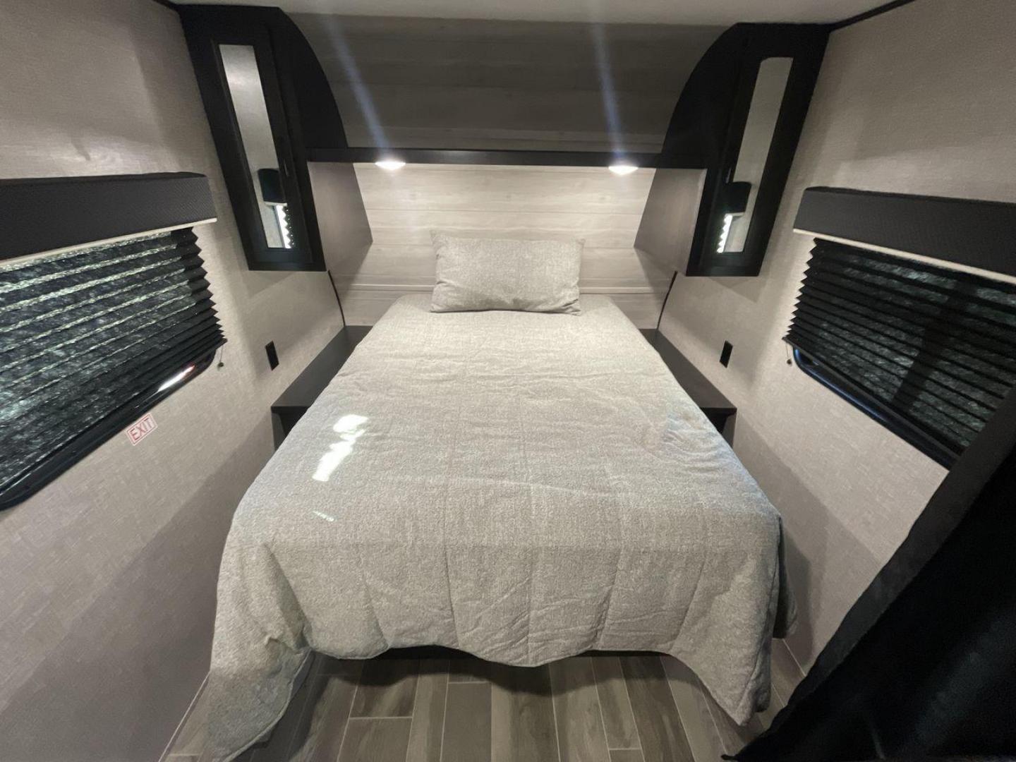 2022 JAYCO JAY FLIGHT SLX 195RB (1UJBJ0AJ1N1) , Length: 21.8 ft | Dry Weight: 3,030 lbs | Gross Weight: 3,995 lbs | Slides: 0 transmission, located at 4319 N Main Street, Cleburne, TX, 76033, (817) 221-0660, 32.435829, -97.384178 - The 2022 Jayco Jay Flight SLX 195RB is a compact and versatile travel trailer that delivers a perfect blend of convenience and comfort for your camping adventures. Measuring at a length of 21.8 feet and boasting a dry weight of 3030 lbs, this lightweight model is easily towable, making it an ideal c - Photo#17