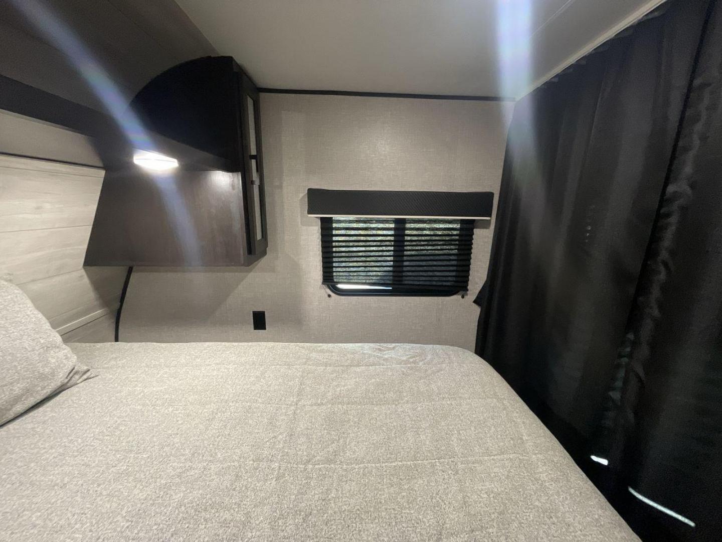 2022 JAYCO JAY FLIGHT SLX 195RB (1UJBJ0AJ1N1) , Length: 21.8 ft | Dry Weight: 3,030 lbs | Gross Weight: 3,995 lbs | Slides: 0 transmission, located at 4319 N Main Street, Cleburne, TX, 76033, (817) 221-0660, 32.435829, -97.384178 - The 2022 Jayco Jay Flight SLX 195RB is a compact and versatile travel trailer that delivers a perfect blend of convenience and comfort for your camping adventures. Measuring at a length of 21.8 feet and boasting a dry weight of 3030 lbs, this lightweight model is easily towable, making it an ideal c - Photo#18