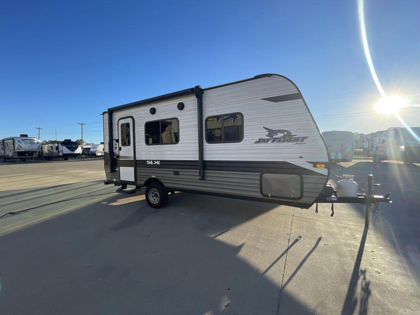 2022 JAYCO JAY FLIGHT SLX 195RB (1UJBJ0AJ1N1) , Length: 21.8 ft | Dry Weight: 3,030 lbs | Gross Weight: 3,995 lbs | Slides: 0 transmission, located at 4319 N Main Street, Cleburne, TX, 76033, (817) 221-0660, 32.435829, -97.384178 - The 2022 Jayco Jay Flight SLX 195RB is a compact and versatile travel trailer that delivers a perfect blend of convenience and comfort for your camping adventures. Measuring at a length of 21.8 feet and boasting a dry weight of 3030 lbs, this lightweight model is easily towable, making it an ideal c - Photo#23