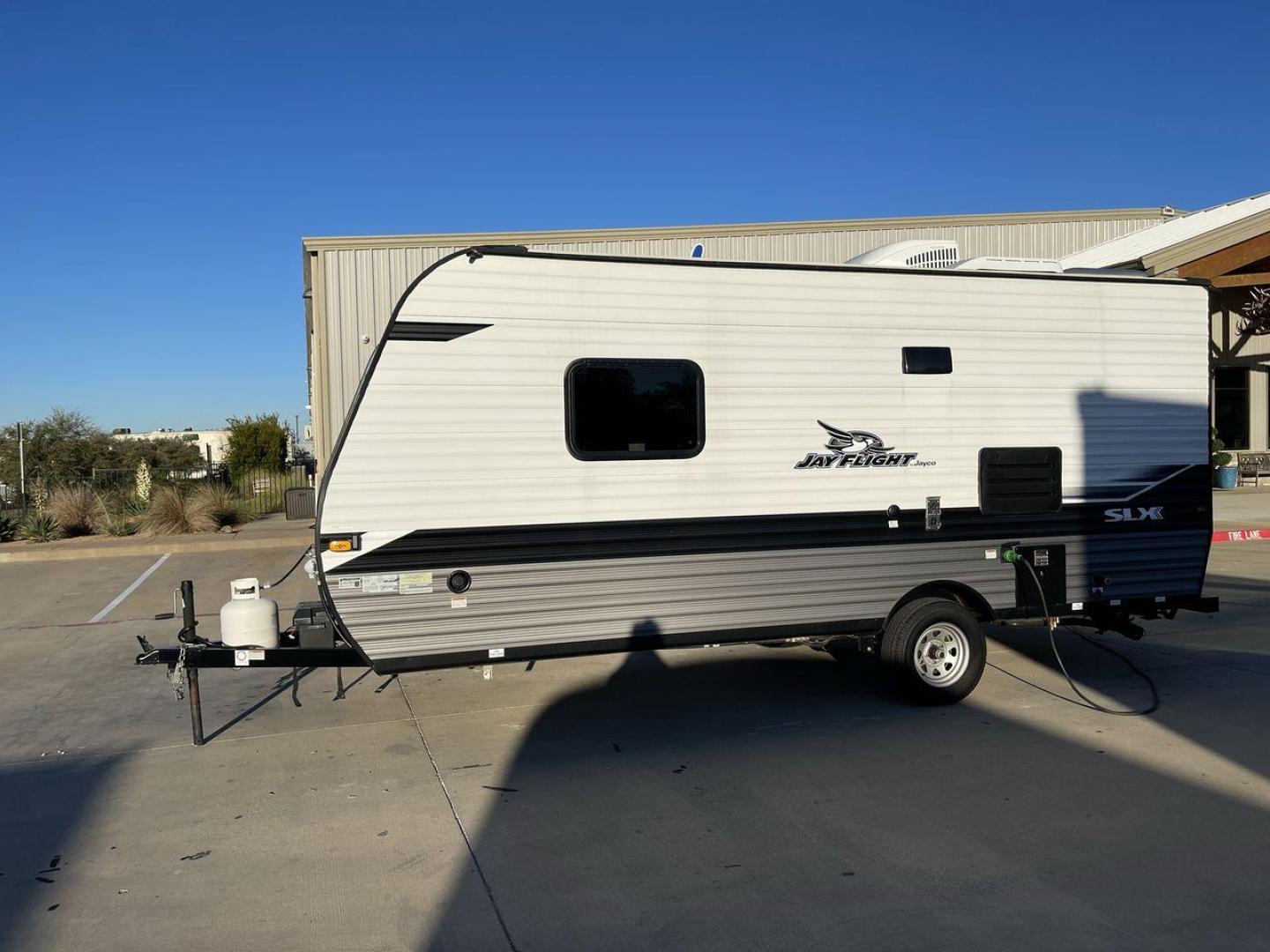 2022 JAYCO JAY FLIGHT SLX 195RB (1UJBJ0AJ1N1) , Length: 21.8 ft | Dry Weight: 3,030 lbs | Gross Weight: 3,995 lbs | Slides: 0 transmission, located at 4319 N Main Street, Cleburne, TX, 76033, (817) 221-0660, 32.435829, -97.384178 - The 2022 Jayco Jay Flight SLX 195RB is a compact and versatile travel trailer that delivers a perfect blend of convenience and comfort for your camping adventures. Measuring at a length of 21.8 feet and boasting a dry weight of 3030 lbs, this lightweight model is easily towable, making it an ideal c - Photo#24