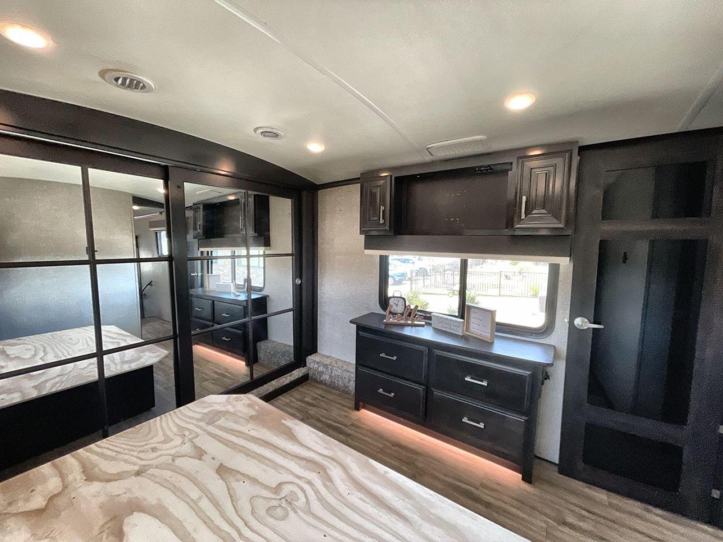 2022 JAYCO PINNACLE 36KPTS (1UJCJ0BV4N1) , Length: 41.1 ft. | Dry Weight: 13,540 lbs. | Gross Weight: 16,500 lbs. | Slides: 3 transmission, located at 4319 N Main Street, Cleburne, TX, 76033, (817) 221-0660, 32.435829, -97.384178 - The 2022 Jayco Pinnacle 36KPTS is a luxurious fifth wheel designed for those who seek premium comfort and modern amenities on the road. With its spacious interior, high-end finishes, and thoughtful layout, this model is perfect for full-time RV living or extended adventures. Measuring 41.1 ft. in le - Photo#18