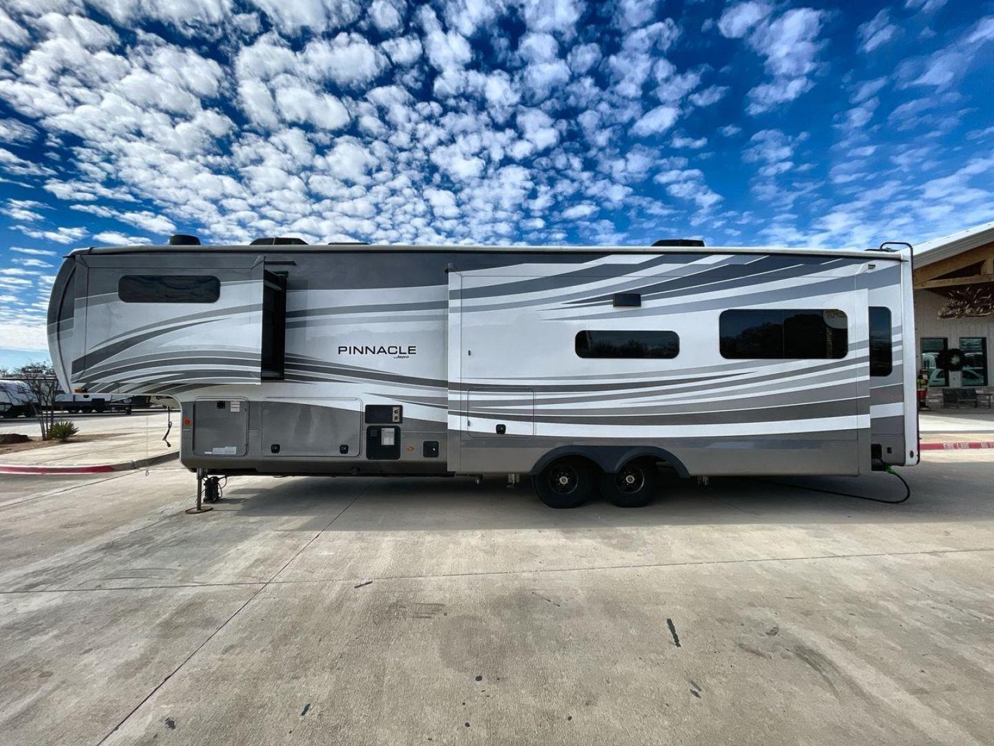 2022 JAYCO PINNACLE 36KPTS (1UJCJ0BV4N1) , Length: 41.1 ft. | Dry Weight: 13,540 lbs. | Gross Weight: 16,500 lbs. | Slides: 3 transmission, located at 4319 N Main Street, Cleburne, TX, 76033, (817) 221-0660, 32.435829, -97.384178 - The 2022 Jayco Pinnacle 36KPTS is a luxurious fifth wheel designed for those who seek premium comfort and modern amenities on the road. With its spacious interior, high-end finishes, and thoughtful layout, this model is perfect for full-time RV living or extended adventures. Measuring 41.1 ft. in le - Photo#24