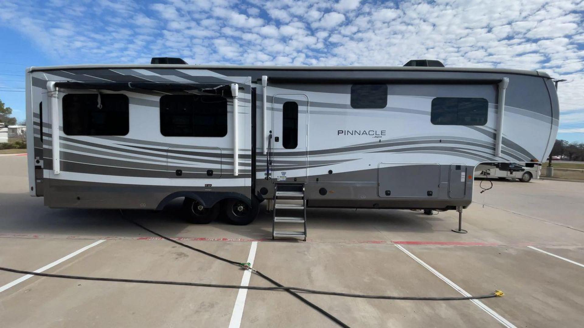 2022 JAYCO PINNACLE 36KPTS (1UJCJ0BV4N1) , Length: 41.1 ft. | Dry Weight: 13,540 lbs. | Gross Weight: 16,500 lbs. | Slides: 3 transmission, located at 4319 N Main Street, Cleburne, TX, 76033, (817) 221-0660, 32.435829, -97.384178 - The 2022 Jayco Pinnacle 36KPTS is a luxurious fifth wheel designed for those who seek premium comfort and modern amenities on the road. With its spacious interior, high-end finishes, and thoughtful layout, this model is perfect for full-time RV living or extended adventures. Measuring 41.1 ft. in le - Photo#2