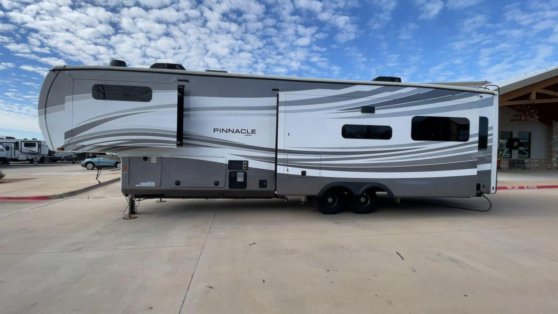 2022 JAYCO PINNACLE 36KPTS (1UJCJ0BV4N1) , Length: 41.1 ft. | Dry Weight: 13,540 lbs. | Gross Weight: 16,500 lbs. | Slides: 3 transmission, located at 4319 N Main Street, Cleburne, TX, 76033, (817) 221-0660, 32.435829, -97.384178 - The 2022 Jayco Pinnacle 36KPTS is a luxurious fifth wheel designed for those who seek premium comfort and modern amenities on the road. With its spacious interior, high-end finishes, and thoughtful layout, this model is perfect for full-time RV living or extended adventures. Measuring 41.1 ft. in le - Photo#6