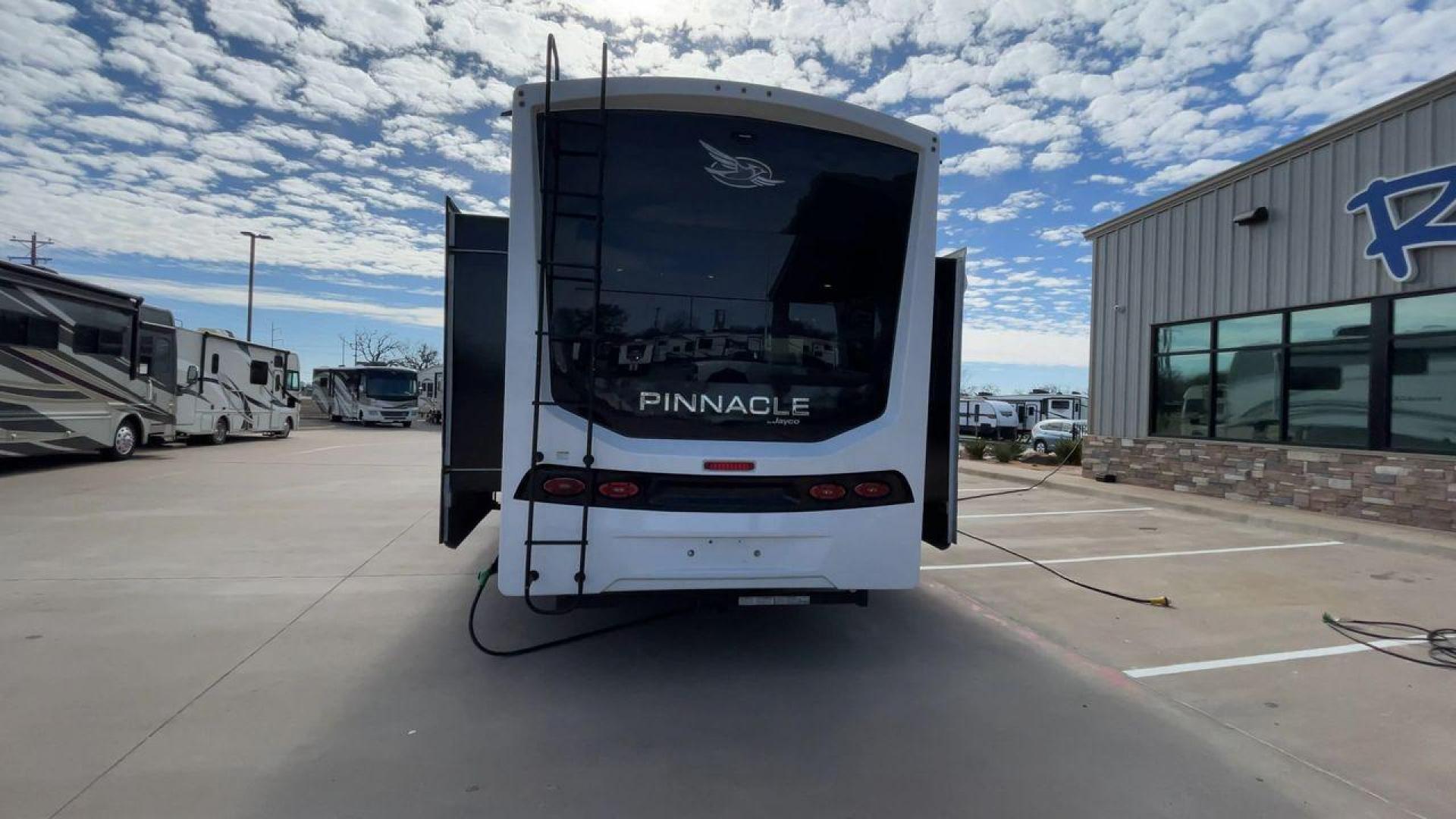 2022 JAYCO PINNACLE 36KPTS (1UJCJ0BV4N1) , Length: 41.1 ft. | Dry Weight: 13,540 lbs. | Gross Weight: 16,500 lbs. | Slides: 3 transmission, located at 4319 N Main Street, Cleburne, TX, 76033, (817) 221-0660, 32.435829, -97.384178 - The 2022 Jayco Pinnacle 36KPTS is a luxurious fifth wheel designed for those who seek premium comfort and modern amenities on the road. With its spacious interior, high-end finishes, and thoughtful layout, this model is perfect for full-time RV living or extended adventures. Measuring 41.1 ft. in le - Photo#8