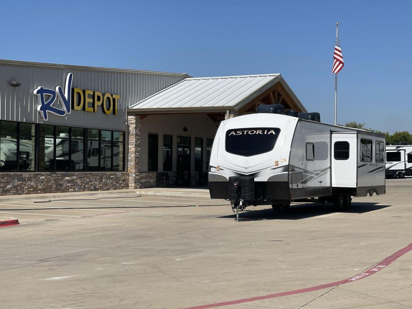 2022 KEYSTONE ASTORIA 2903BH (4YDTAAN25NM) , Length: 33.75 ft. | Dry Weight: 6,806 lbs. | Slides: 1 transmission, located at 4319 N Main Street, Cleburne, TX, 76033, (817) 221-0660, 32.435829, -97.384178 - The 2022 Keystone Astoria 2903BH is designed for comfort and functionality. With an overall length of 33.75 feet and a dry weight of 6,806 pounds, it is both spacious and lightweight. This trailer is equipped with one slide-out, offering ample room for living and sleeping spaces. The exterior featur - Photo#0