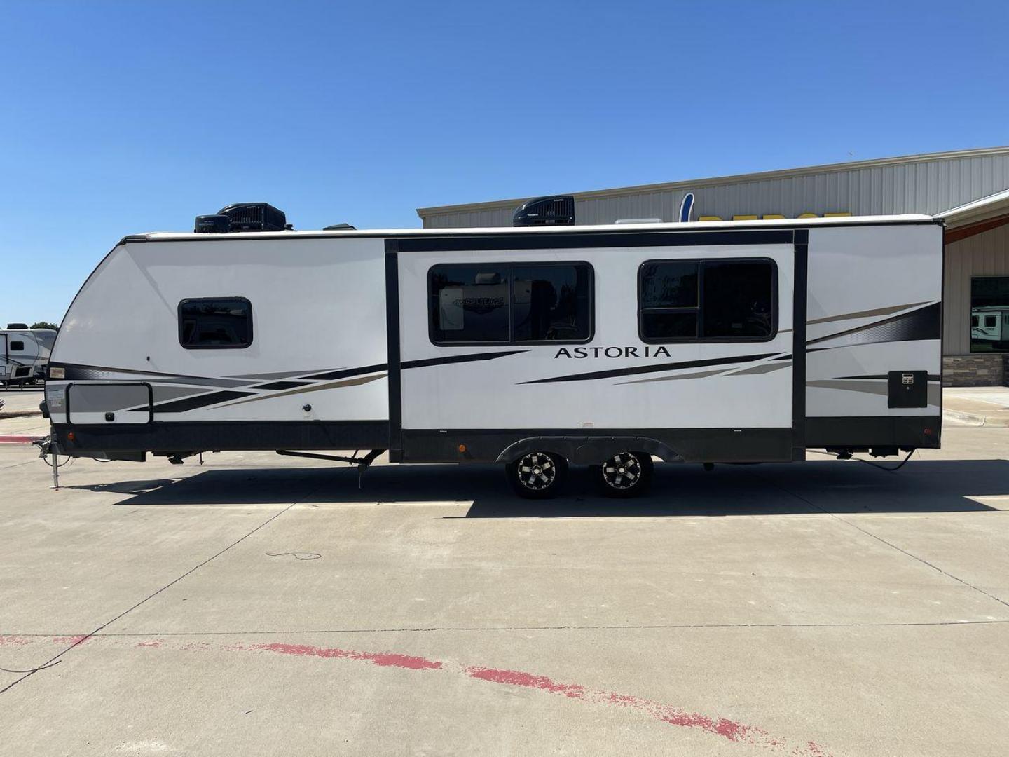 2022 KEYSTONE ASTORIA 2903BH (4YDTAAN25NM) , Length: 33.75 ft. | Dry Weight: 6,806 lbs. | Slides: 1 transmission, located at 4319 N Main Street, Cleburne, TX, 76033, (817) 221-0660, 32.435829, -97.384178 - The 2022 Keystone Astoria 2903BH is designed for comfort and functionality. With an overall length of 33.75 feet and a dry weight of 6,806 pounds, it is both spacious and lightweight. This trailer is equipped with one slide-out, offering ample room for living and sleeping spaces. The exterior featur - Photo#24