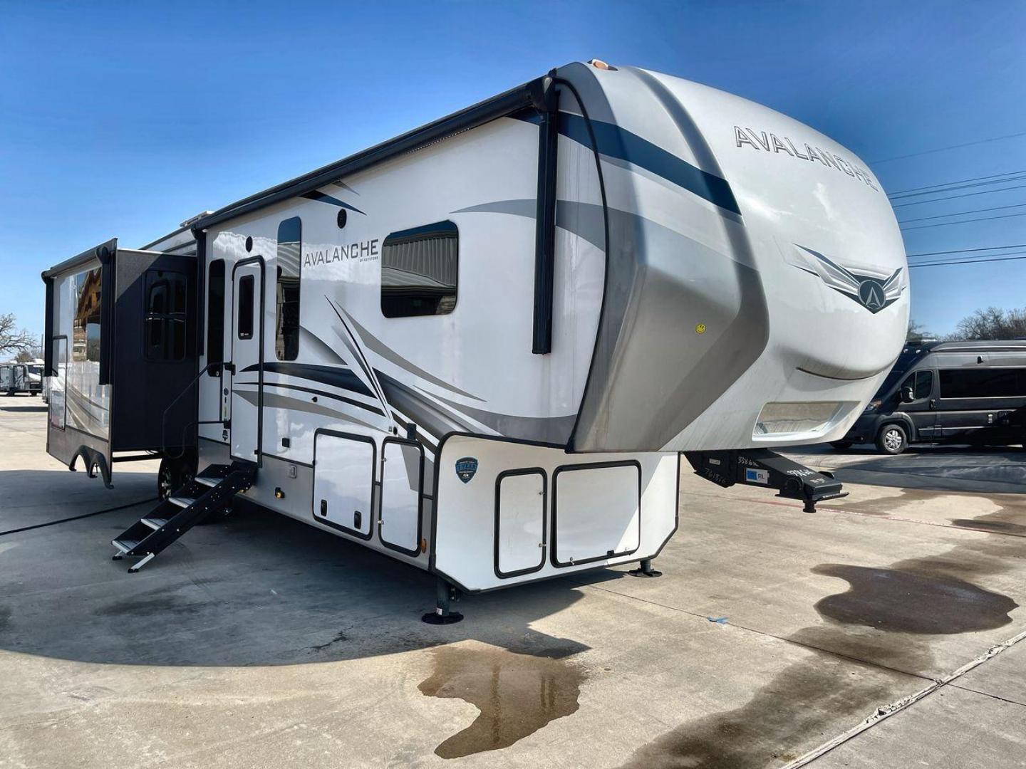 2022 KEYSTONE AVALANCHE 338GK (4YDFAVS24NE) , Length: 38 ft | Dry Weight: 12,523 lbs | Gross Weight: 15,500 lbs | Slides: 4 transmission, located at 4319 N Main Street, Cleburne, TX, 76033, (817) 221-0660, 32.435829, -97.384178 - The 2022 Keystone Avalanche 338GK showcases a sleek and modern exterior design, built for durability and style. This fifth wheel features a glossy white body accented by sharp, aerodynamic lines in subtle shades of gray and black, giving it a clean and contemporary look. The front cap is bold and ae - Photo#23