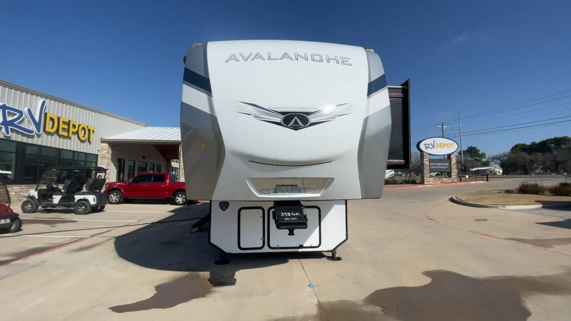 2022 KEYSTONE AVALANCHE 338GK (4YDFAVS24NE) , Length: 38 ft | Dry Weight: 12,523 lbs | Gross Weight: 15,500 lbs | Slides: 4 transmission, located at 4319 N Main Street, Cleburne, TX, 76033, (817) 221-0660, 32.435829, -97.384178 - The 2022 Keystone Avalanche 338GK showcases a sleek and modern exterior design, built for durability and style. This fifth wheel features a glossy white body accented by sharp, aerodynamic lines in subtle shades of gray and black, giving it a clean and contemporary look. The front cap is bold and ae - Photo#4