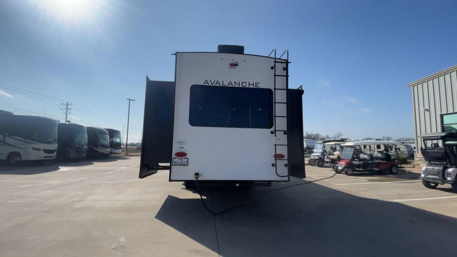 2022 KEYSTONE AVALANCHE 338GK (4YDFAVS24NE) , Length: 38 ft | Dry Weight: 12,523 lbs | Gross Weight: 15,500 lbs | Slides: 4 transmission, located at 4319 N Main Street, Cleburne, TX, 76033, (817) 221-0660, 32.435829, -97.384178 - The 2022 Keystone Avalanche 338GK showcases a sleek and modern exterior design, built for durability and style. This fifth wheel features a glossy white body accented by sharp, aerodynamic lines in subtle shades of gray and black, giving it a clean and contemporary look. The front cap is bold and ae - Photo#8