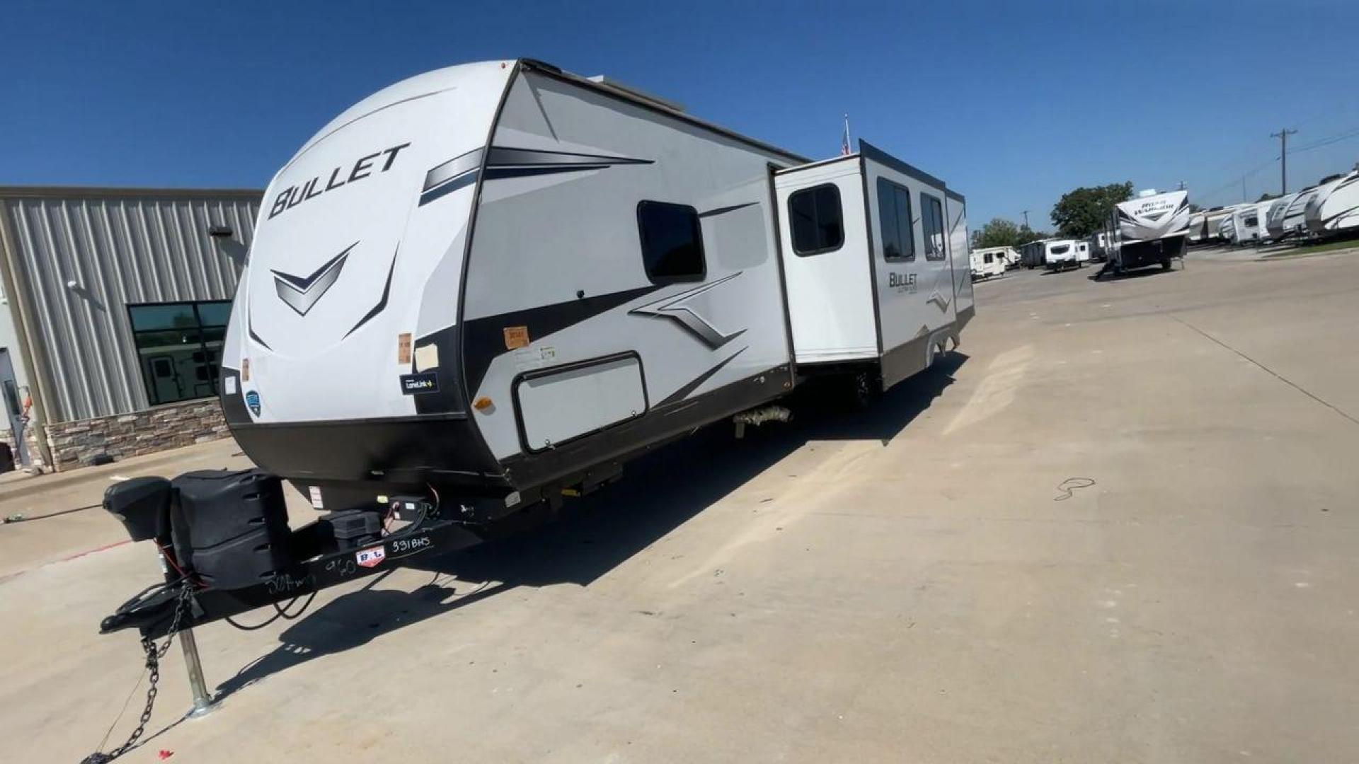 2022 KEYSTONE BULLET 331BHS (4YDTBLR2XNT) , Length: 37.5 ft. | Dry Weight: 6,898 lbs. | Gross Weight: 9,200 lbs. | Slides: 2 transmission, located at 4319 N Main Street, Cleburne, TX, 76033, (817) 221-0660, 32.435829, -97.384178 - Measuring at an impressive length of 37.5 feet, the Bullet 331BHS provides ample space for relaxation and entertainment. Despite its generous size, it maintains a manageable dry weight of 6,898 lbs., making it towable by a wide range of vehicles. With a gross weight of 9,200 lbs. and two slide-outs, - Photo#5