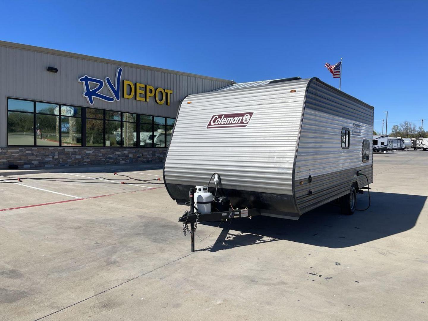 2022 KEYSTONE COLEMAN 17BH (4YDTCMG19NJ) , Length: 21.42 ft | Dry Weight: 2,986 lbs. | Slides: 0 transmission, located at 4319 N Main Street, Cleburne, TX, 76033, (817) 221-0660, 32.435829, -97.384178 - The 2022 Dutchmen Coleman 17BH travel trailer offers the ideal balance of comfort and convenience. Designed to accommodate the entire family, this tiny yet large trailer includes a queen bed and bunk beds in the back, ensuring that everyone has their own cozy spot to rest after a day of activity. Th - Photo#0