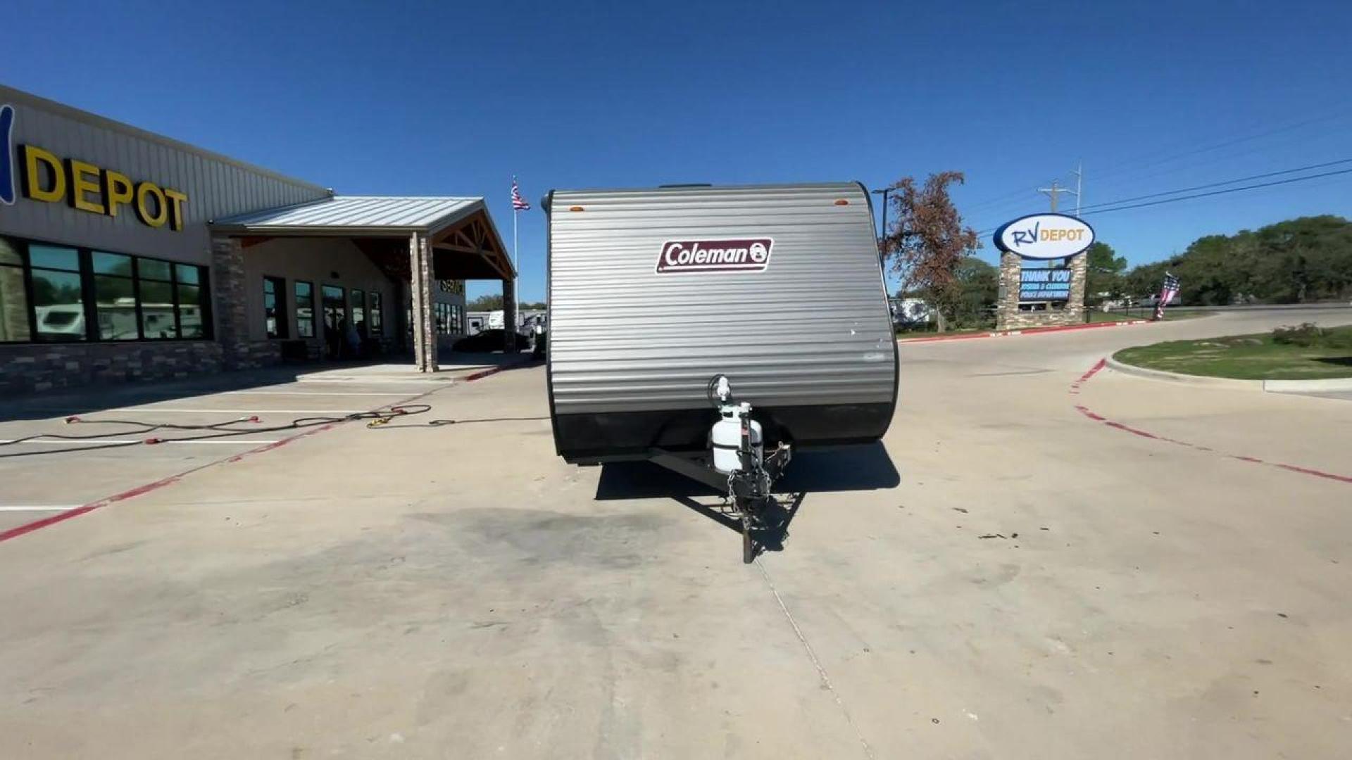 2022 KEYSTONE COLEMAN 17BH (4YDTCMG19NJ) , Length: 21.42 ft | Dry Weight: 2,986 lbs. | Slides: 0 transmission, located at 4319 N Main Street, Cleburne, TX, 76033, (817) 221-0660, 32.435829, -97.384178 - The 2022 Dutchmen Coleman 17BH travel trailer offers the ideal balance of comfort and convenience. Designed to accommodate the entire family, this tiny yet large trailer includes a queen bed and bunk beds in the back, ensuring that everyone has their own cozy spot to rest after a day of activity. Th - Photo#4