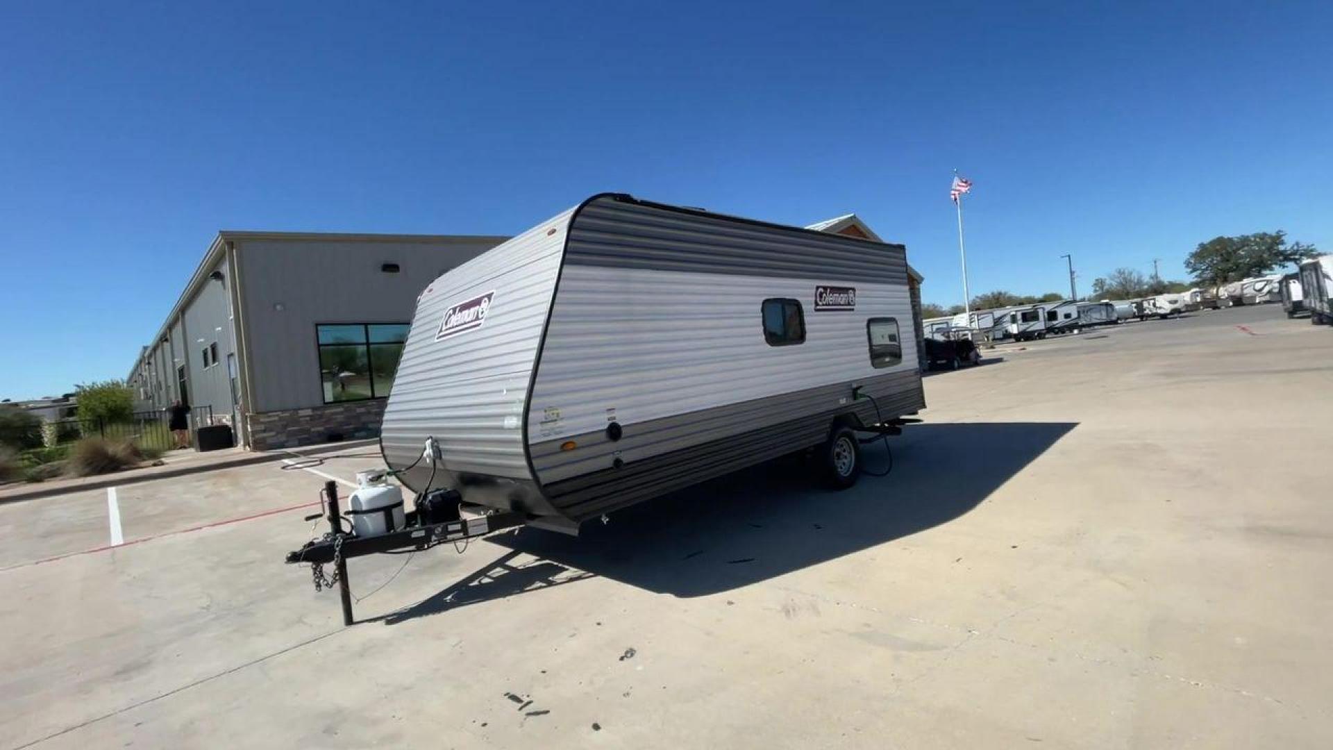 2022 KEYSTONE COLEMAN 17BH (4YDTCMG19NJ) , Length: 21.42 ft | Dry Weight: 2,986 lbs. | Slides: 0 transmission, located at 4319 N Main Street, Cleburne, TX, 76033, (817) 221-0660, 32.435829, -97.384178 - The 2022 Dutchmen Coleman 17BH travel trailer offers the ideal balance of comfort and convenience. Designed to accommodate the entire family, this tiny yet large trailer includes a queen bed and bunk beds in the back, ensuring that everyone has their own cozy spot to rest after a day of activity. Th - Photo#5