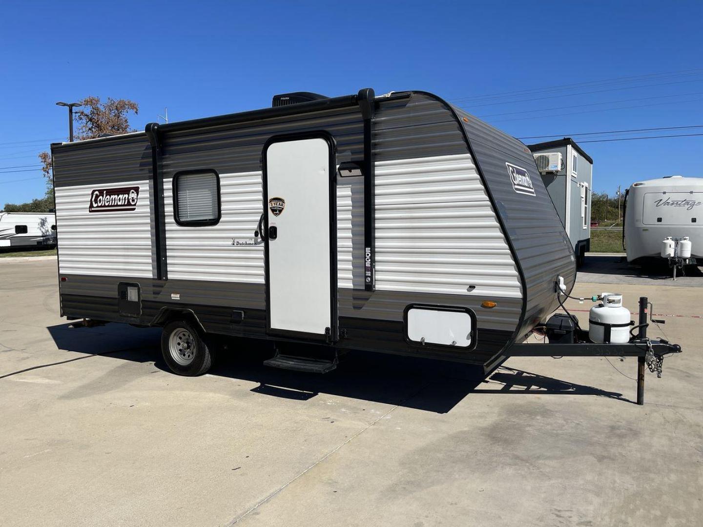 2022 KEYSTONE COLEMAN 17BH (4YDTCMG19NJ) , Length: 21.42 ft | Dry Weight: 2,986 lbs. | Slides: 0 transmission, located at 4319 N Main Street, Cleburne, TX, 76033, (817) 221-0660, 32.435829, -97.384178 - The 2022 Dutchmen Coleman 17BH travel trailer offers the ideal balance of comfort and convenience. Designed to accommodate the entire family, this tiny yet large trailer includes a queen bed and bunk beds in the back, ensuring that everyone has their own cozy spot to rest after a day of activity. Th - Photo#22