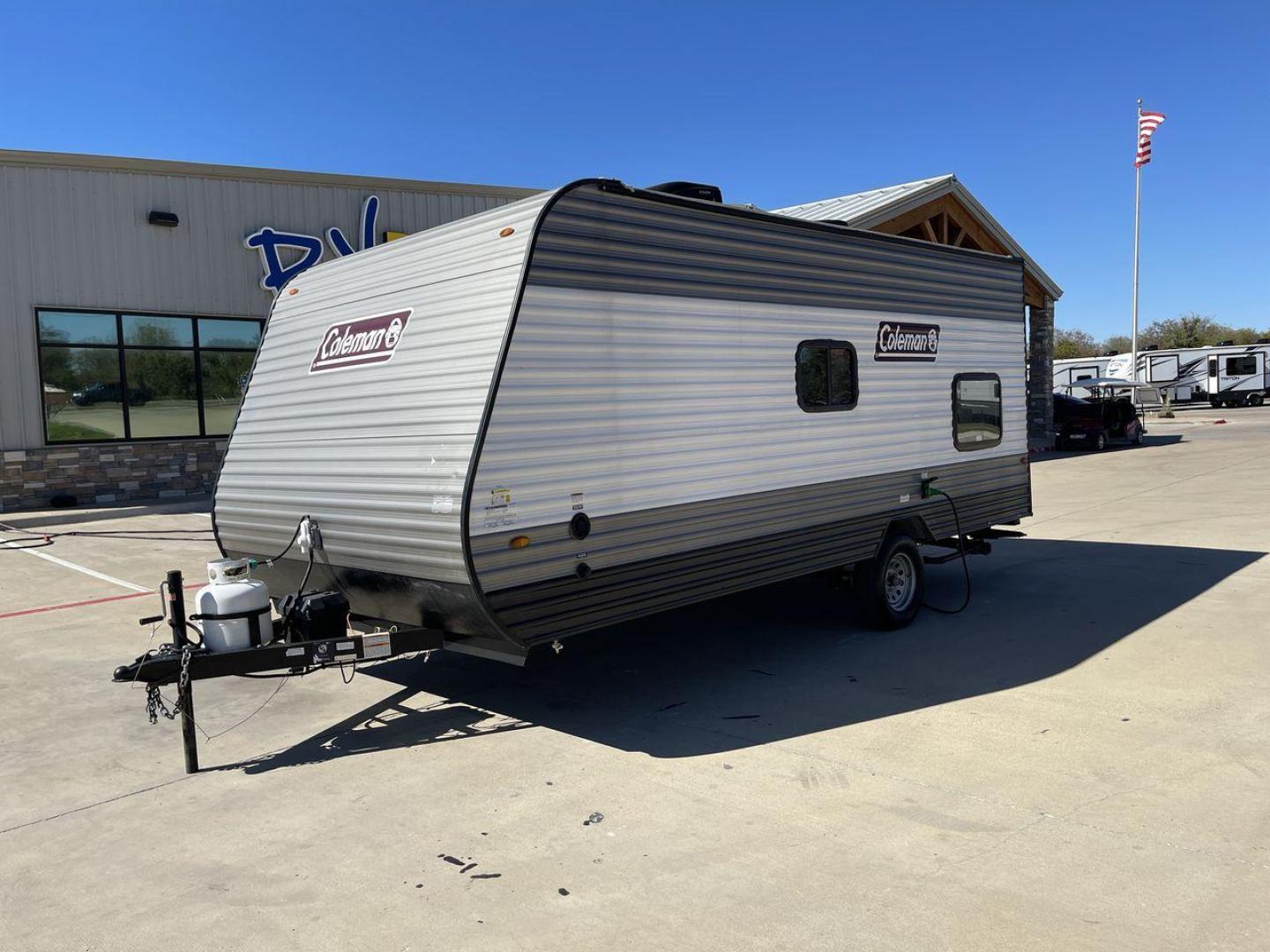 2022 KEYSTONE COLEMAN 17BH (4YDTCMG19NJ) , Length: 21.42 ft | Dry Weight: 2,986 lbs. | Slides: 0 transmission, located at 4319 N Main Street, Cleburne, TX, 76033, (817) 221-0660, 32.435829, -97.384178 - The 2022 Dutchmen Coleman 17BH travel trailer offers the ideal balance of comfort and convenience. Designed to accommodate the entire family, this tiny yet large trailer includes a queen bed and bunk beds in the back, ensuring that everyone has their own cozy spot to rest after a day of activity. Th - Photo#23