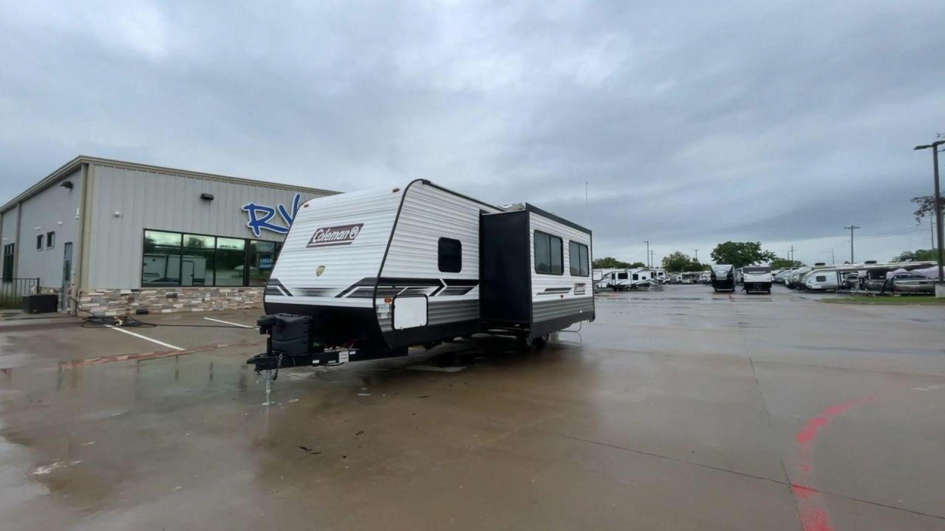 2022 KEYSTONE COLEMAN 263BH (4YDTCMM26NH) , Length: 30.58 ft. | Dry Weight: 6,084 lbs. | Slides: 1 transmission, located at 4319 N Main Street, Cleburne, TX, 76033, (817) 221-0660, 32.435829, -97.384178 - The 2022 Keystone Coleman 363BH is a versatile and family-friendly travel trailer. With a length of 30.58 feet and a dry weight of just 6,084 pounds, this trailer is designed to provide a spacious and comfortable living experience while remaining easy to tow. Perfect for families or groups looking f - Photo#5