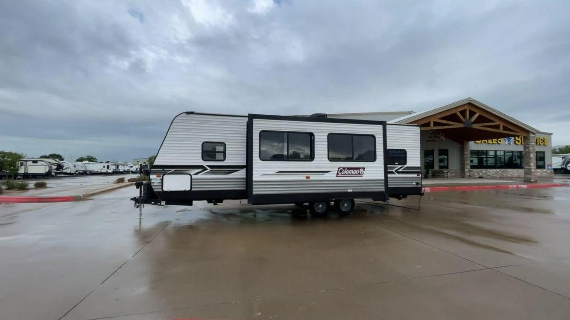 2022 KEYSTONE COLEMAN 263BH (4YDTCMM26NH) , Length: 30.58 ft. | Dry Weight: 6,084 lbs. | Slides: 1 transmission, located at 4319 N Main Street, Cleburne, TX, 76033, (817) 221-0660, 32.435829, -97.384178 - The 2022 Keystone Coleman 363BH is a versatile and family-friendly travel trailer. With a length of 30.58 feet and a dry weight of just 6,084 pounds, this trailer is designed to provide a spacious and comfortable living experience while remaining easy to tow. Perfect for families or groups looking f - Photo#6