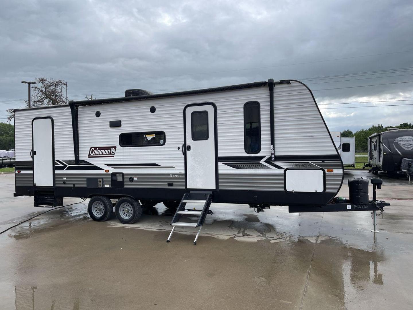 2022 KEYSTONE COLEMAN 263BH (4YDTCMM26NH) , Length: 30.58 ft. | Dry Weight: 6,084 lbs. | Slides: 1 transmission, located at 4319 N Main Street, Cleburne, TX, 76033, (817) 221-0660, 32.435829, -97.384178 - The 2022 Keystone Coleman 363BH is a versatile and family-friendly travel trailer. With a length of 30.58 feet and a dry weight of just 6,084 pounds, this trailer is designed to provide a spacious and comfortable living experience while remaining easy to tow. Perfect for families or groups looking f - Photo#23